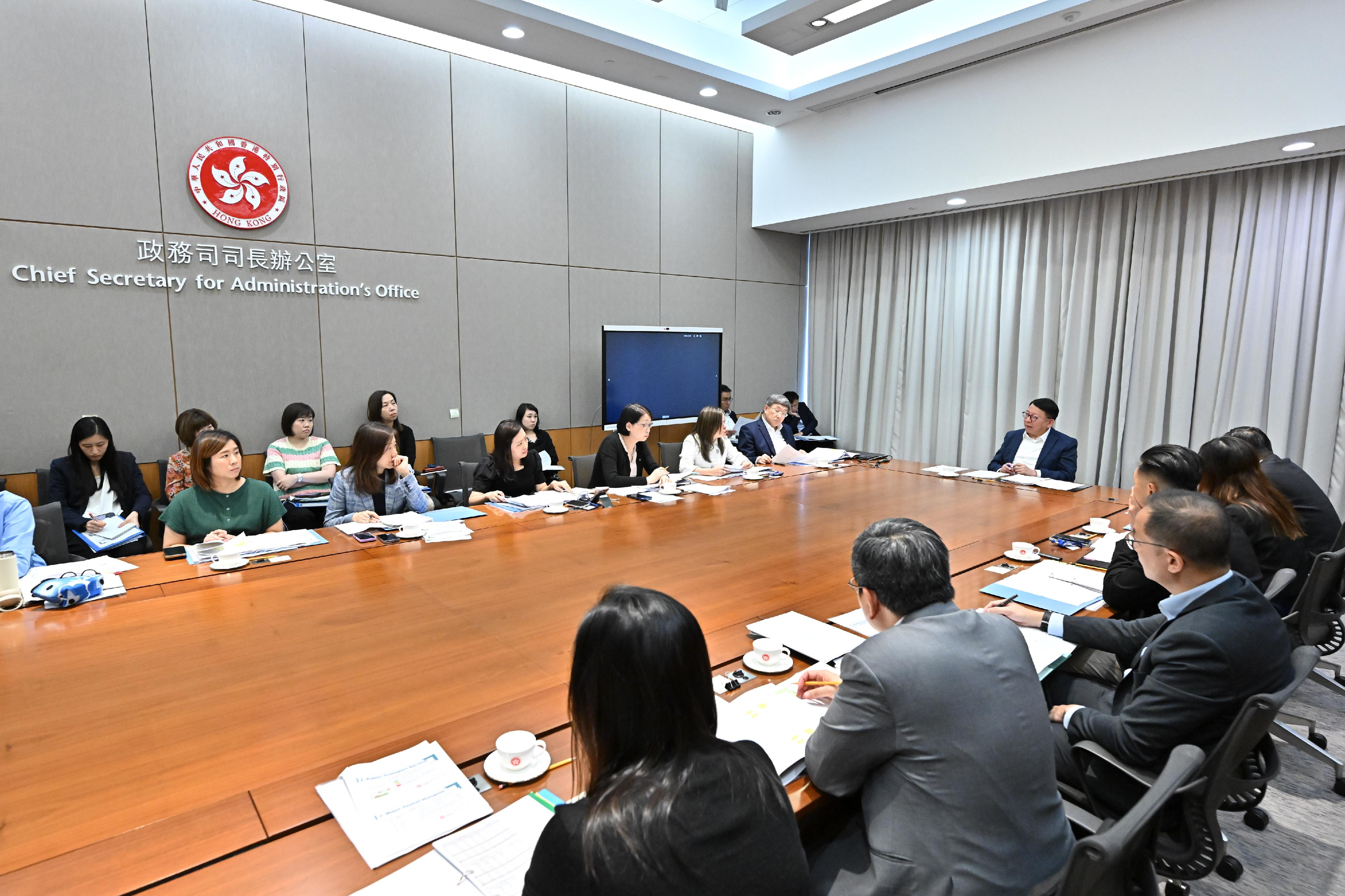 政務司司長陳國基（右七）今日（五月二十六日）主持節慶安排跨部門工作小組會議，全面統籌並督導各政府部門就內地端午節長周末期間接待訪港旅客的預備工作。