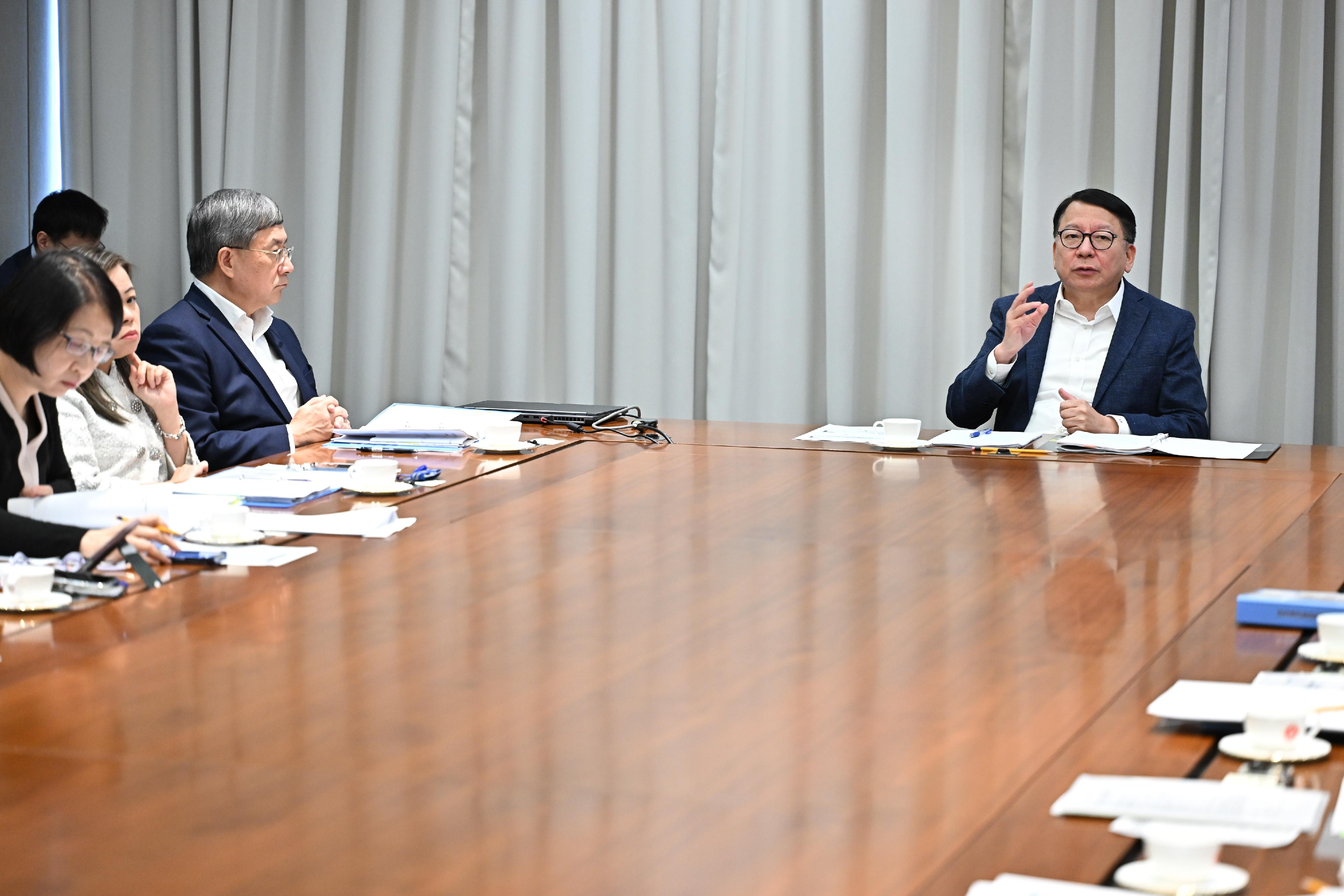 政務司司長陳國基（右一）今日（五月二十六日）主持節慶安排跨部門工作小組會議，全面統籌並督導各政府部門就內地端午節長周末期間接待訪港旅客的預備工作。
