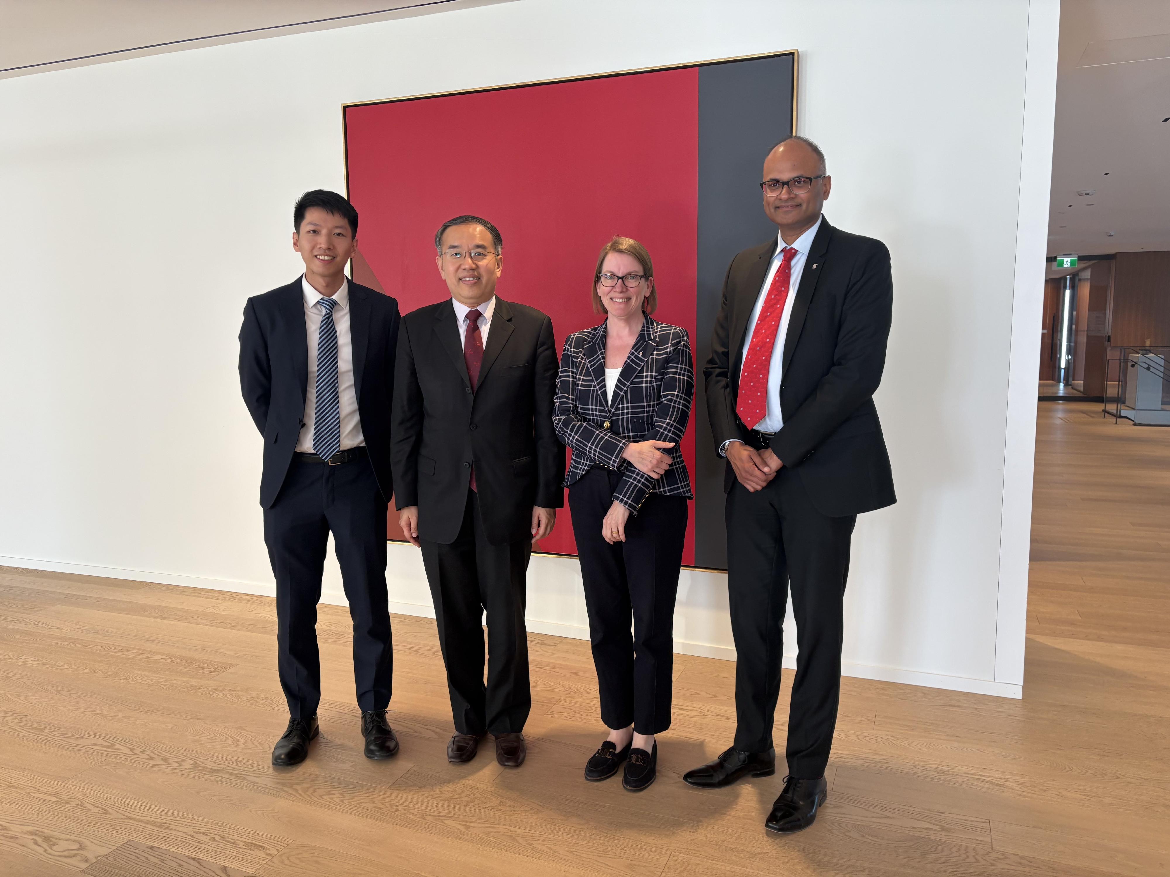The Secretary for Financial Services and the Treasury, Mr Christopher Hui, started his five-day visit to Canada on May 26 (Toronto Time), with his first stop being Toronto. Photo shows Mr Hui (second left) with the Group Head for Global Wealth management of Scotiabank, Ms Jacqui Allard (second right), and its Vice President, Strategic Cultural Segments, Mr Amit Brahme (first right), after their meeting. Next to Mr Hui is the Acting Director, Hong Kong Economic and Trade Office (Toronto), Mr Gavin Yeung (first left).