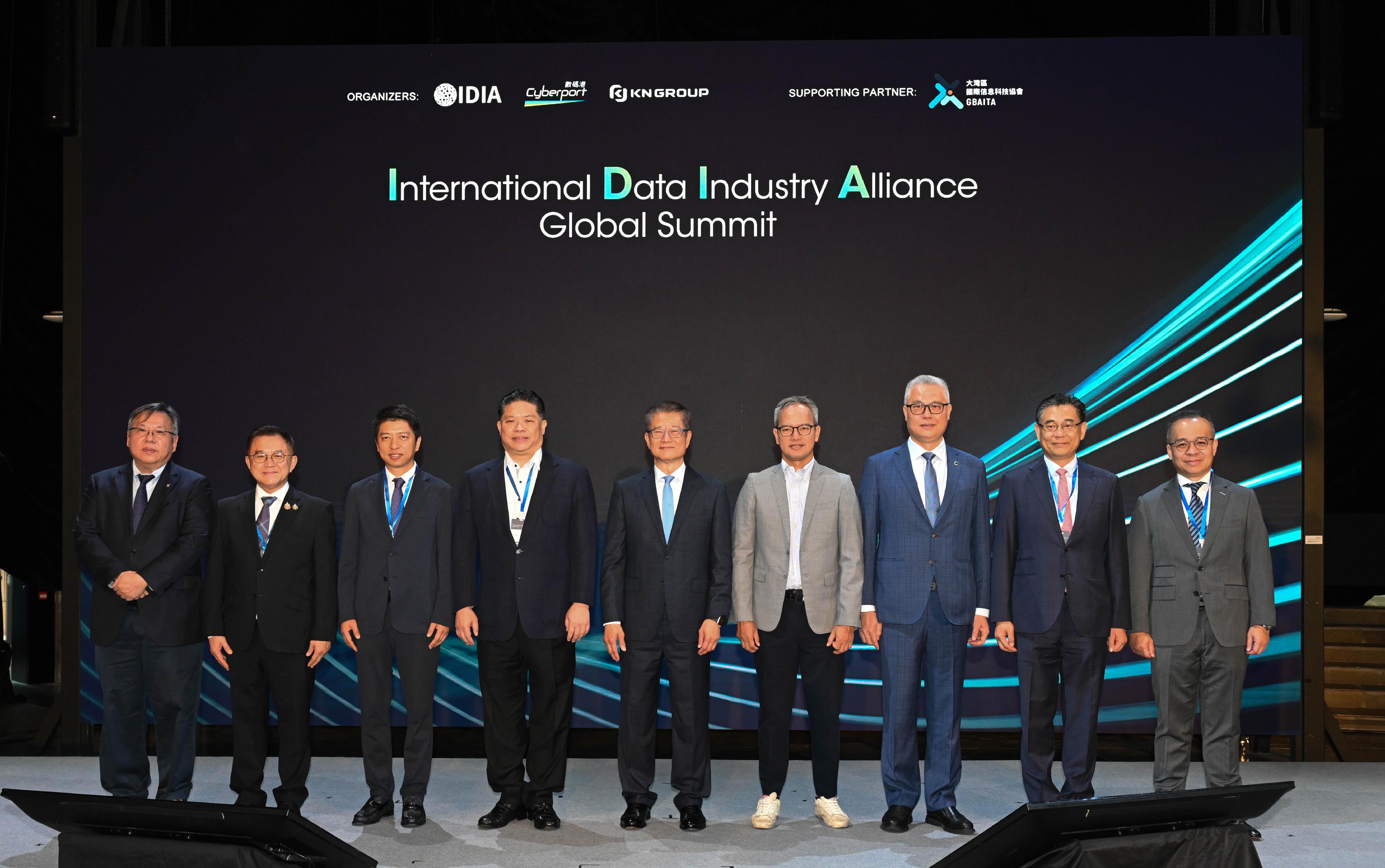 The Financial Secretary, Mr Paul Chan, attended the International Data Industry Alliance (IDIA) Global Summit today (May 27). Photo shows Mr Chan (centre); the Honorary Chairman of the IDIA, Mr Allen Yeung (second right); Co-Chairman of the IDIA Professor Herbert Chia (first left); Co-Chairman of the IDIA Mr Vincent Chan (first right); the President of KN Group, Mr Leo Chen (third left), and other guests at the event.