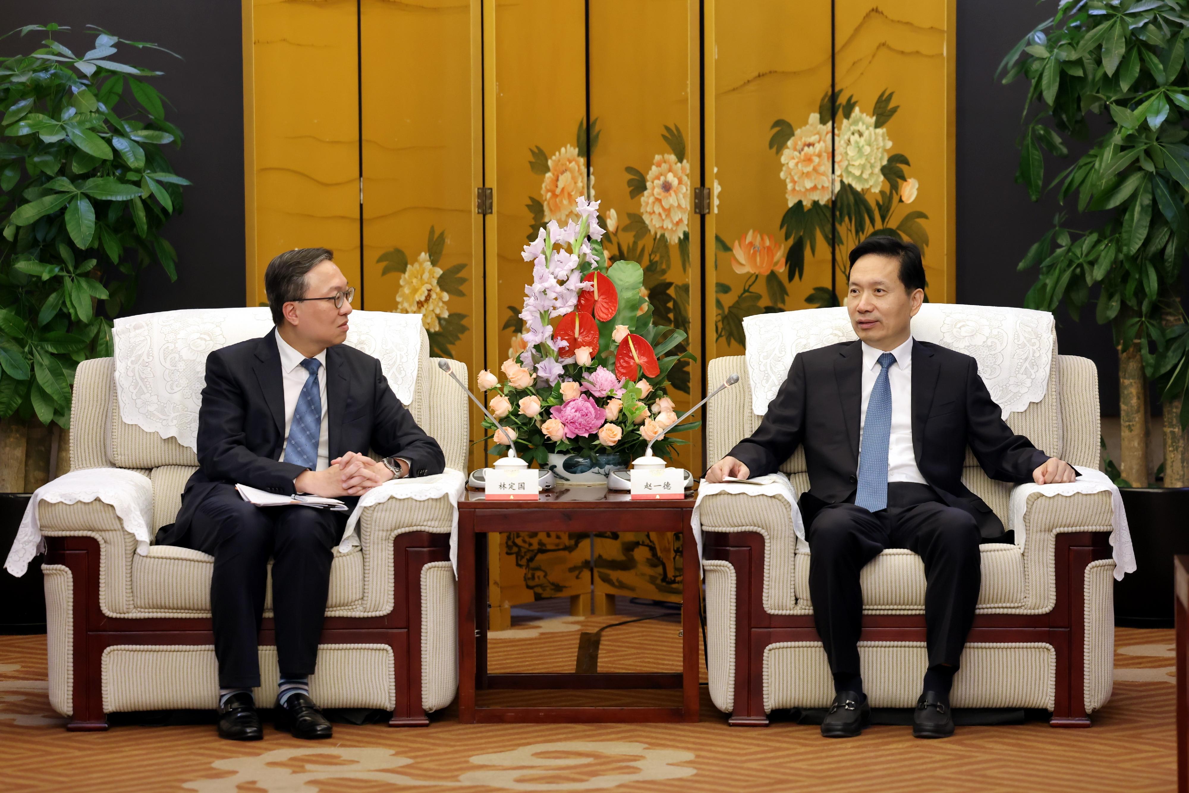 律政司司長林定國資深大律師五月二十五日率領由香港法律及爭議解決業界和其他相關業界組成的代表團訪問西安。圖示林定國（左）與陝西省委書記趙一德（右）會面。