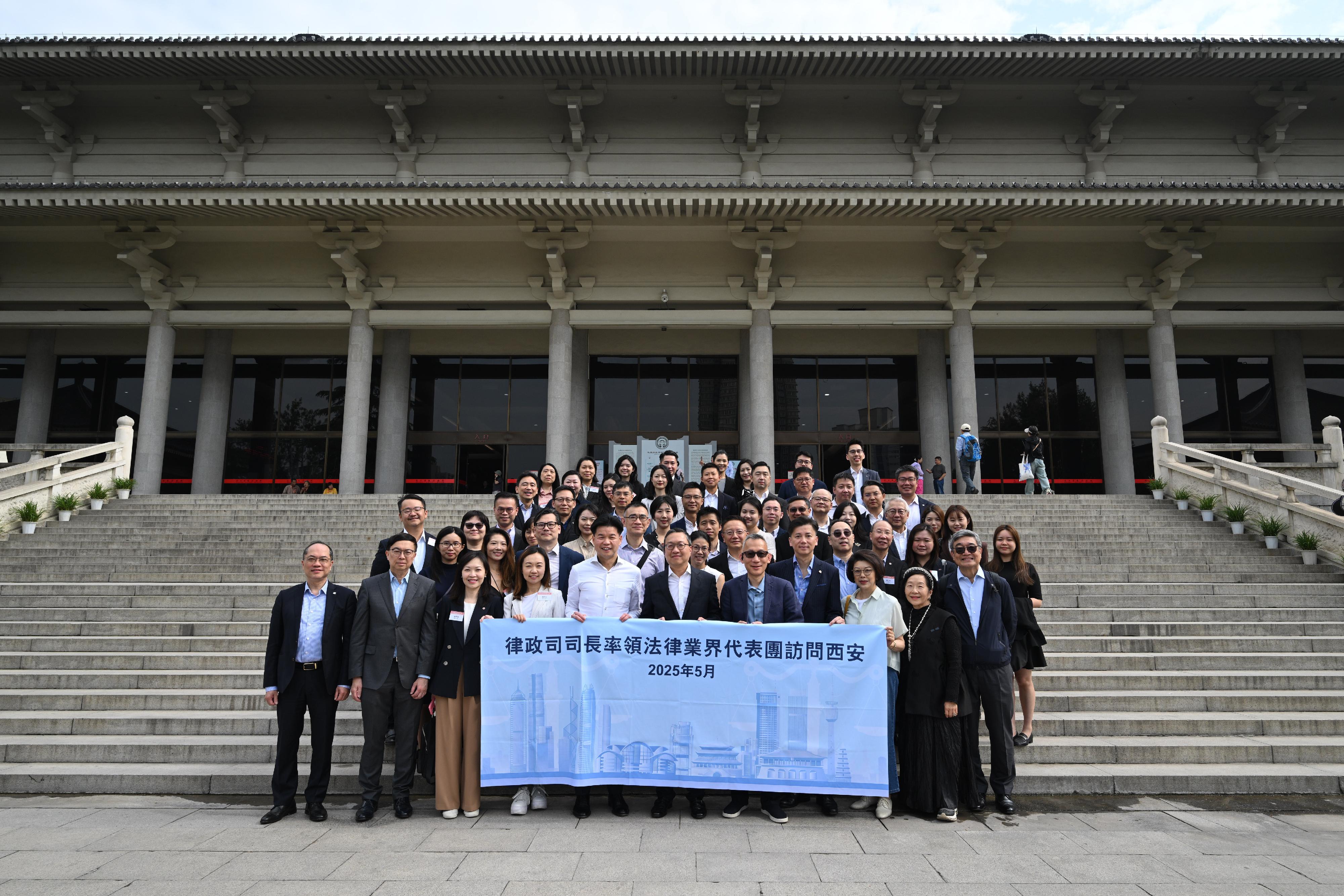 律政司司長林定國資深大律師五月二十六日率領由香港法律及爭議解決業界和其他相關業界組成的代表團訪問西安。圖示林定國（前排中）與代表團在陝西歷史博物館前合照。

