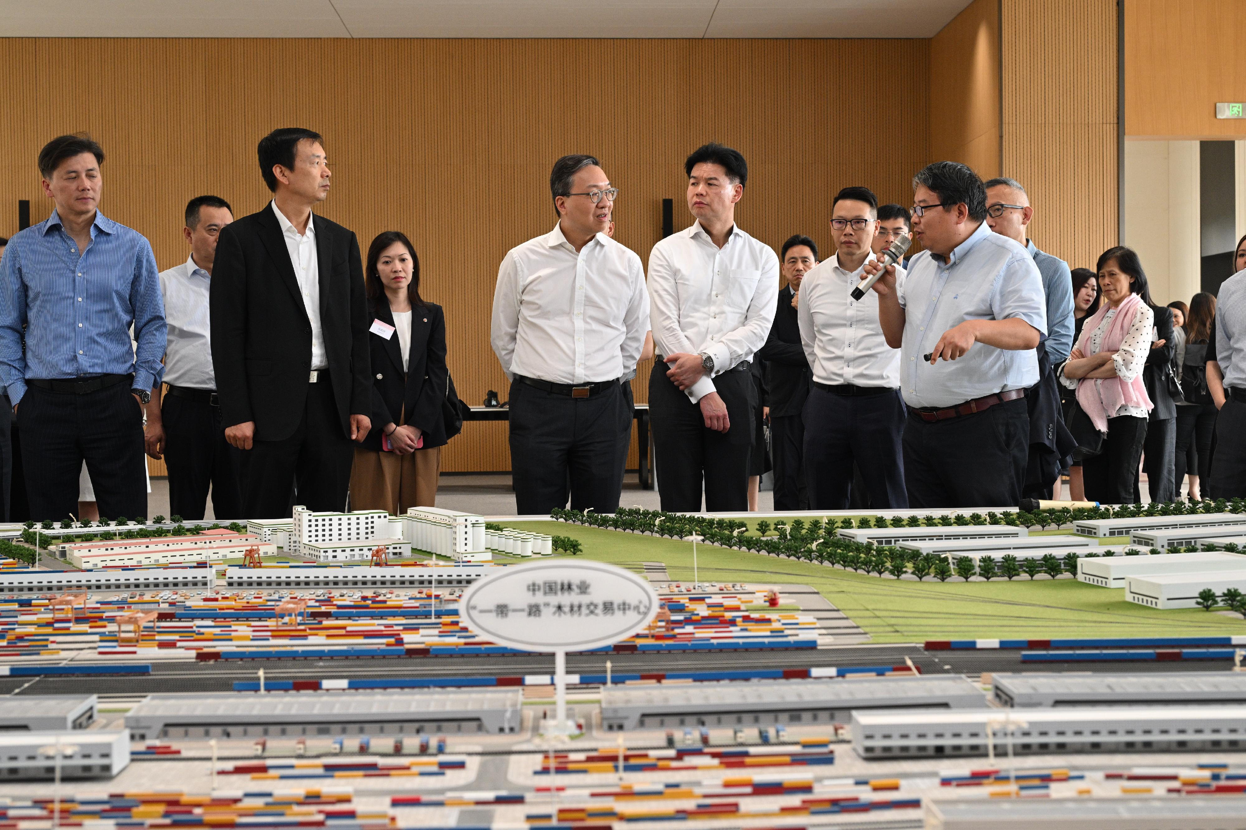 律政司司長林定國資深大律師五月二十六日率領由香港法律及爭議解決業界和其他相關業界組成的代表團訪問西安。圖示林定國（左三）和代表團訪問西安「一帶一路」國際商事爭端解決中心。
