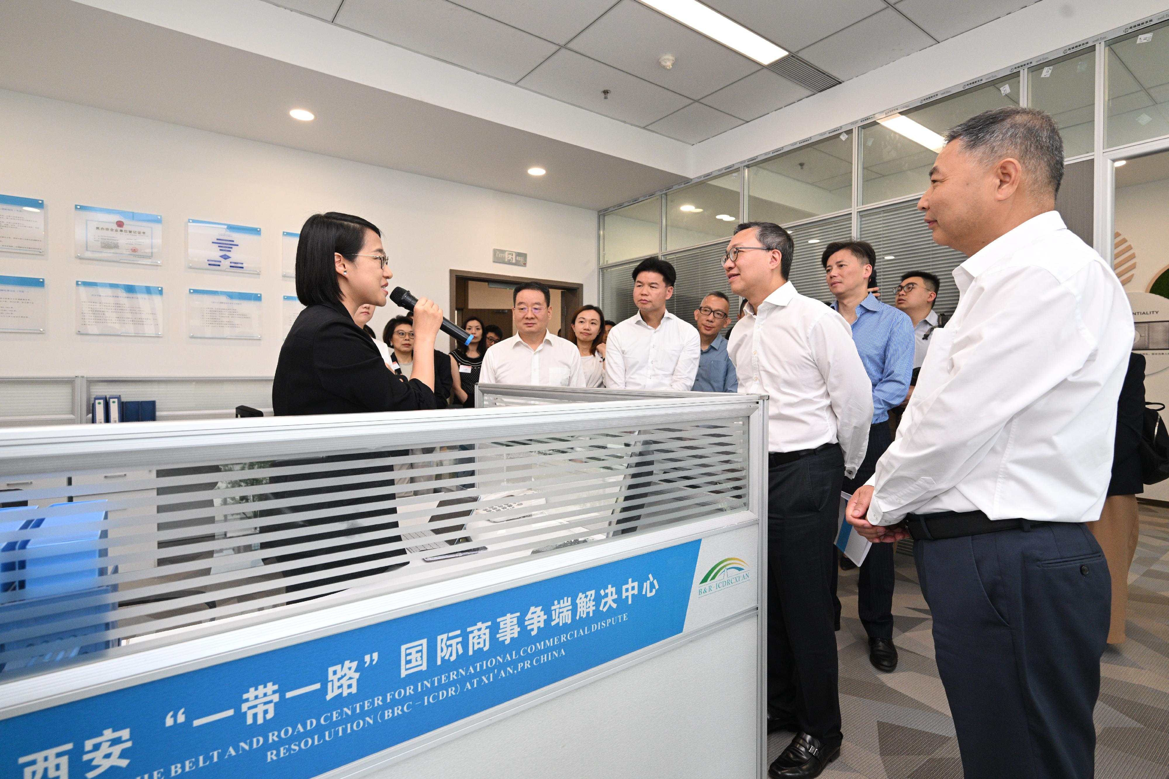 律政司司長林定國資深大律師五月二十六日率領由香港法律及爭議解決業界和其他相關業界組成的代表團訪問西安。圖示林定國（右二）和代表團訪問西安「一帶一路」國際商事爭端解決中心。
