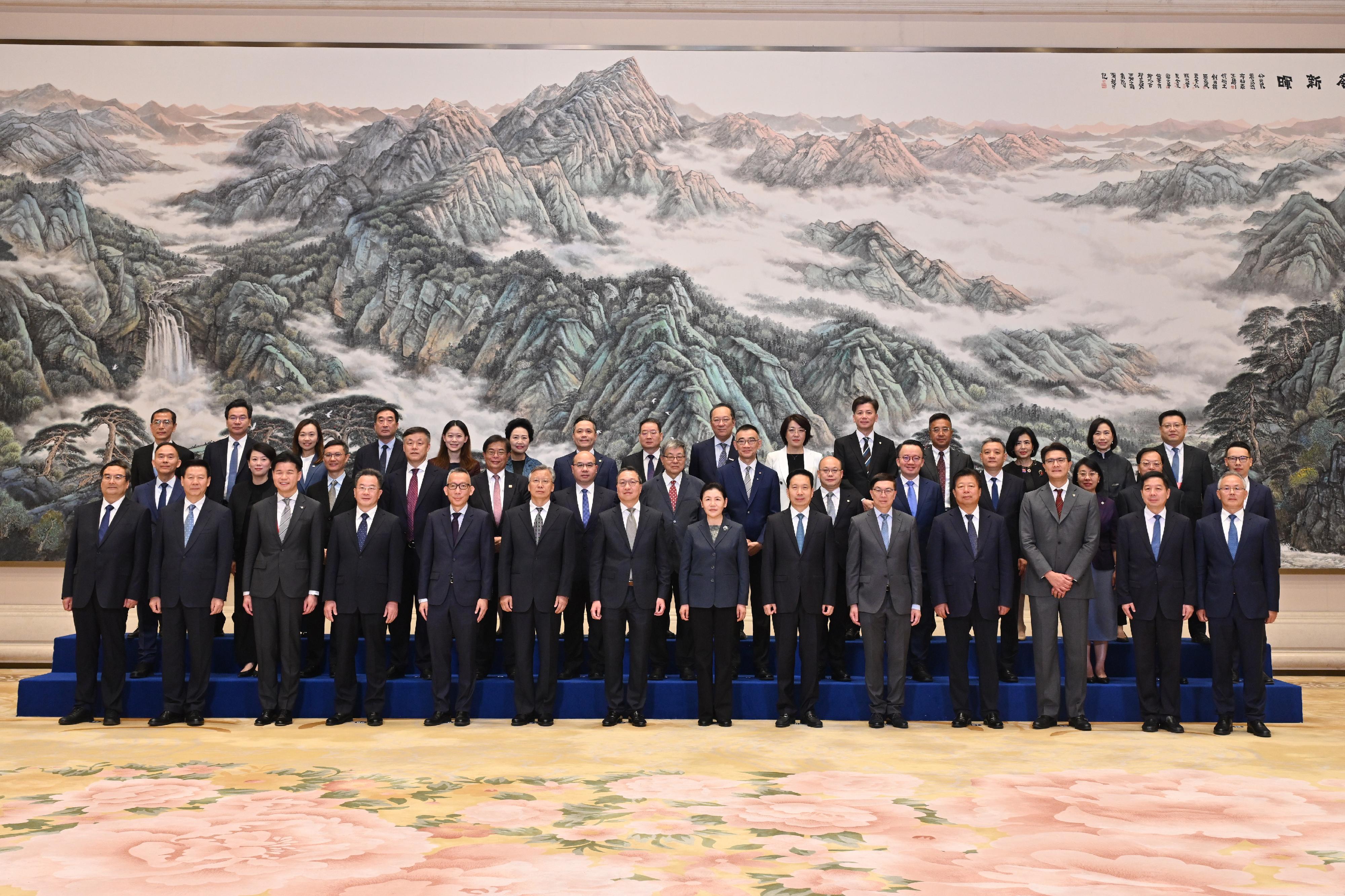 律政司司長林定國資深大律師今日（五月二十七）率領香港法律及爭議解決業界和其他相關業界組成的代表團在西安出席第七屆法律服務論壇。圖示林定國（第一排左七）和團員代表與司法部部長賀榮（第一排右七）和陝西省委書記趙一德（第一排右六）合照。

