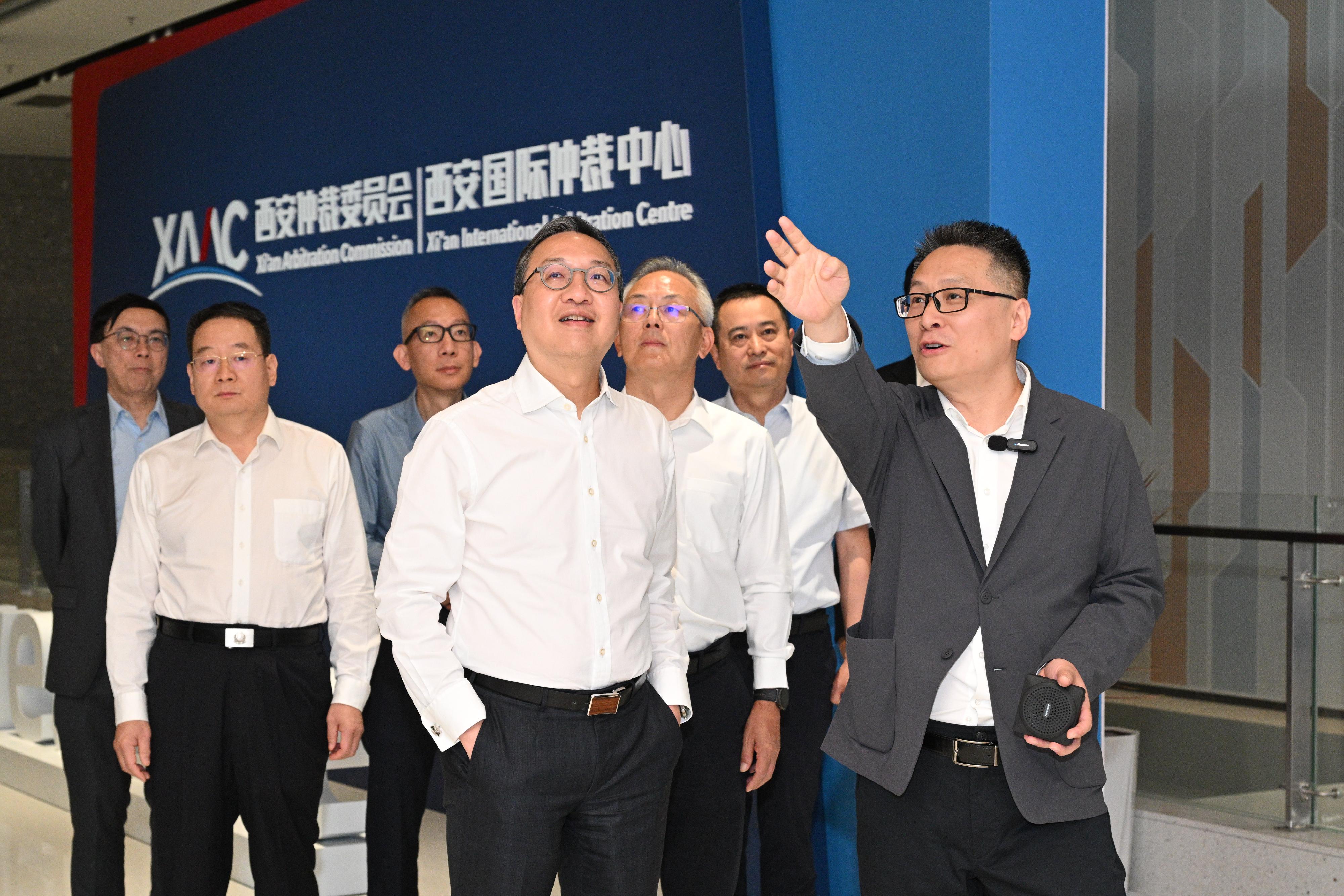 The Secretary for Justice, Mr Paul Lam, SC, leading a delegation comprising representatives from Hong Kong's legal and dispute resolution sector and other related sectors, visited Xi'an on May 26. Photo shows Mr Lam (front row, left) and the delegation visiting the Xi'an Arbitration Commission.