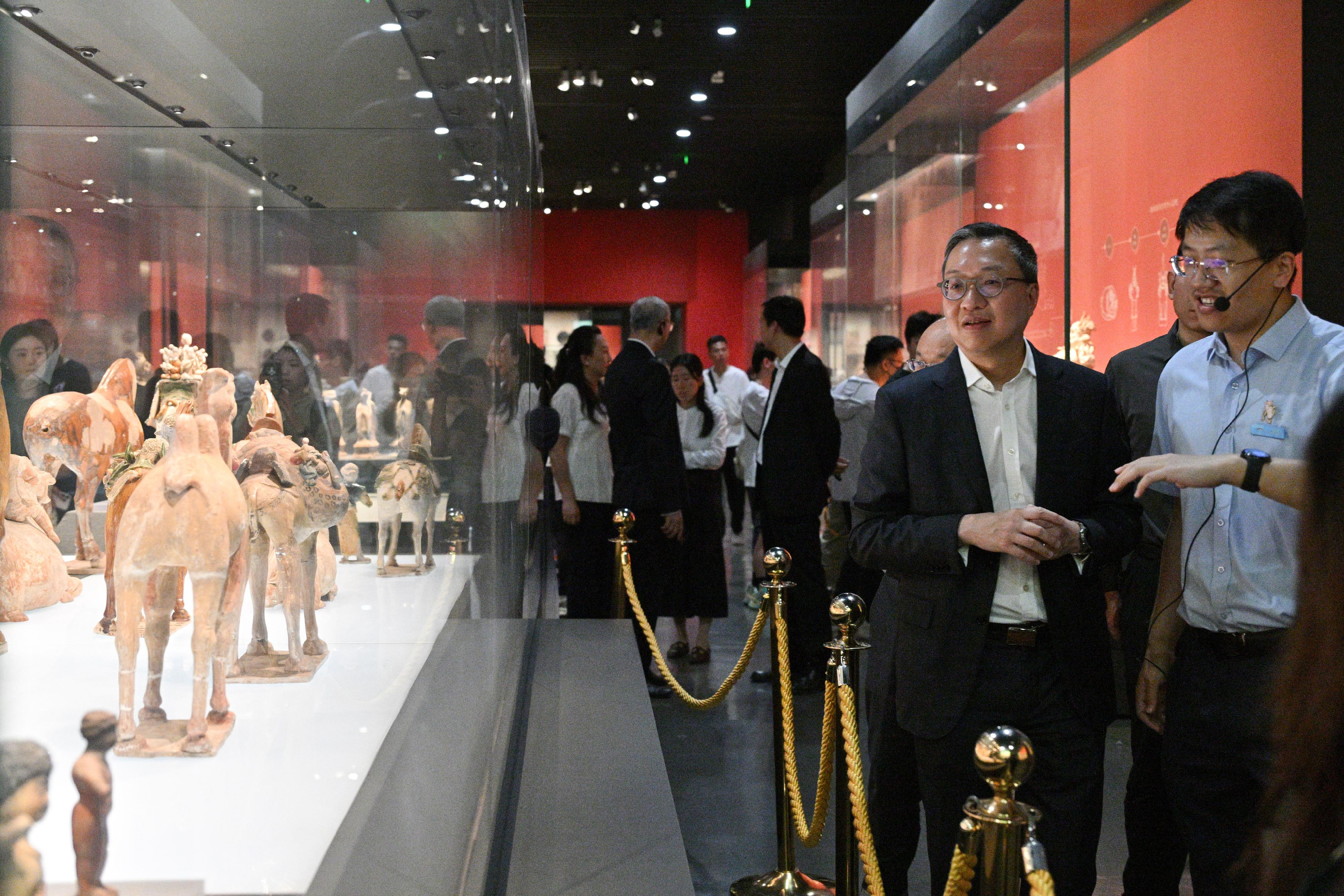 The Secretary for Justice, Mr Paul Lam, SC, leading a delegation comprising representatives from Hong Kong's legal and dispute resolution sector and other related sectors, visited Xi'an on May 26. Photo shows Mr Lam (second right) visiting the Shaanxi History Museum.