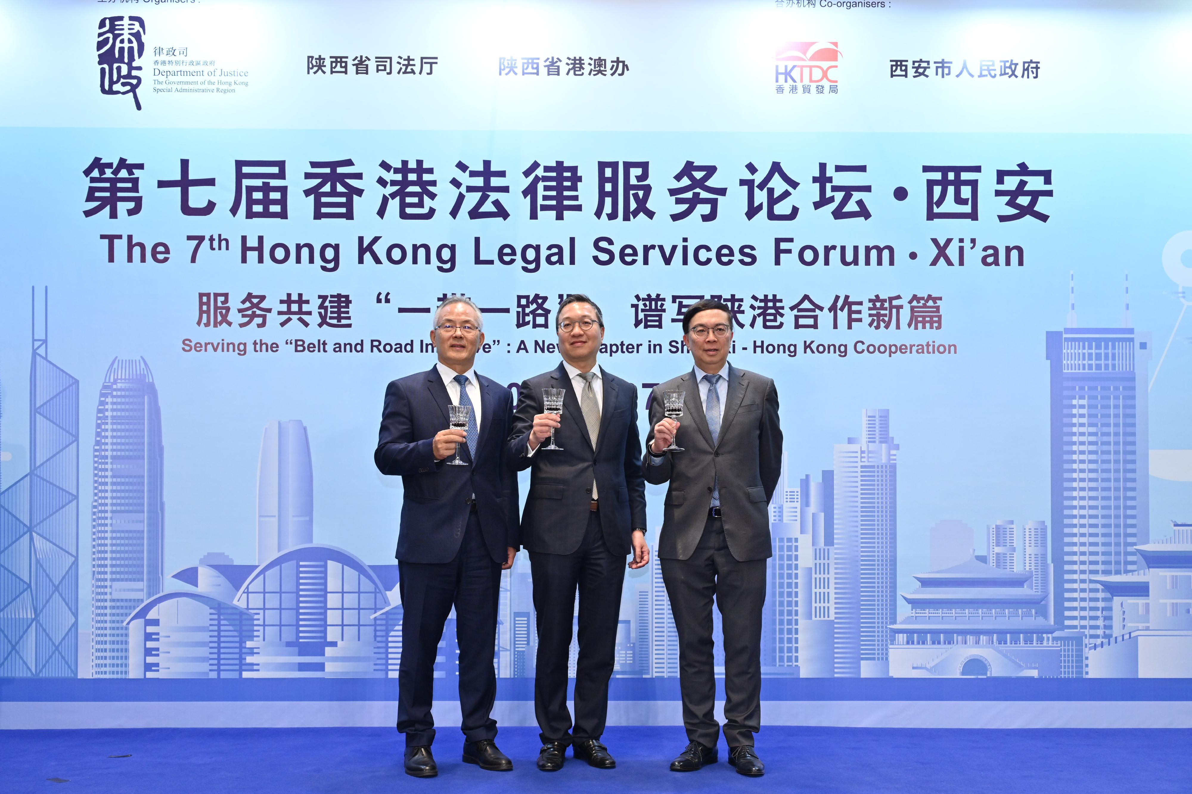 The Secretary for Justice, Mr Paul Lam, SC, attended the seventh Hong Kong Legal Services Forum in Xi'an today (May 27). Photo shows Mr Lam (centre); Vice Governor of the Shaanxi Province Mr Dai Binbin (left) and Assistant Executive Director of the Hong Kong Trade Development Council Mr Stephen Liang (right) at the luncheon's toasting ceremony of the Forum.