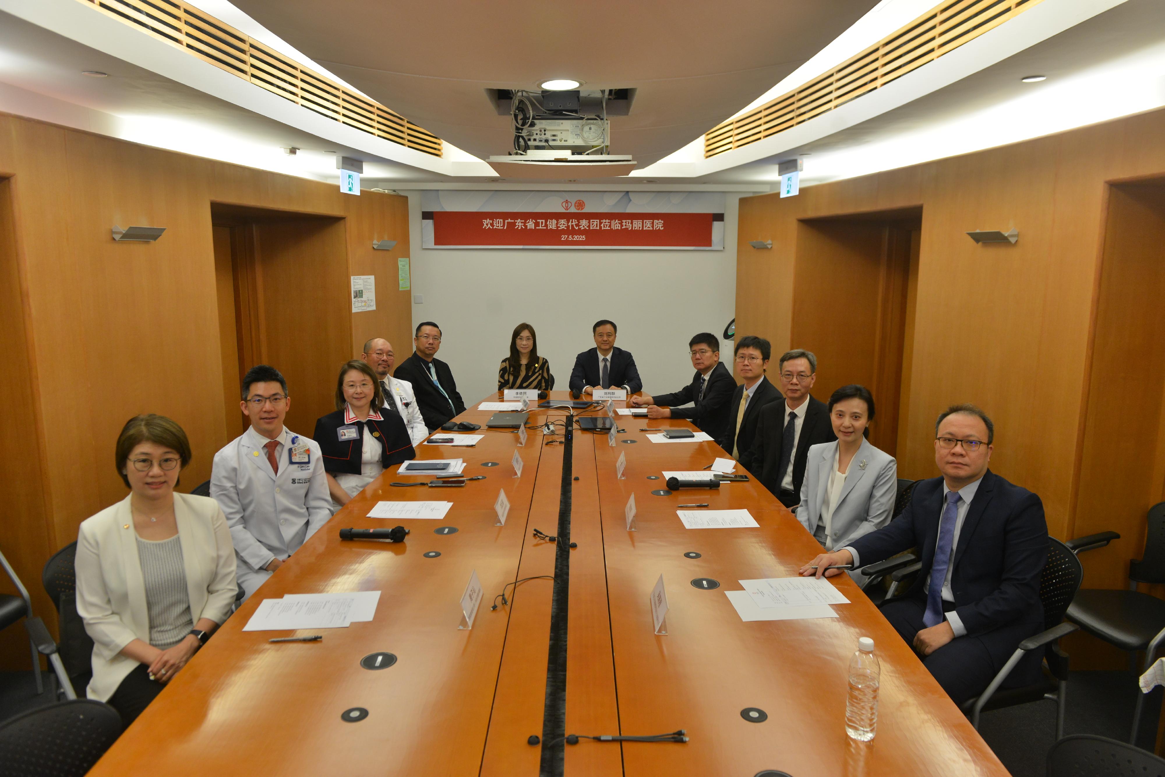 The Health Commission of Guangdong Province delegation, while attending the Hospital Authority Convention 2025, visited Queen Mary Hospital today (May 27). Photo shows the Director-General of the Health Commission of Guangdong Province, Mr Liu Liqun (sixth right), meeting with the Director (Quality and Safety) of the Hospital Authority (HA), Dr Michael Wong (fifth left), and the Cluster Chief Executive of Hong Kong West Cluster of the HA, Dr Theresa Li (sixth left), to understand hospital operations and management as well as the application of AI and the HA Go mobile application.