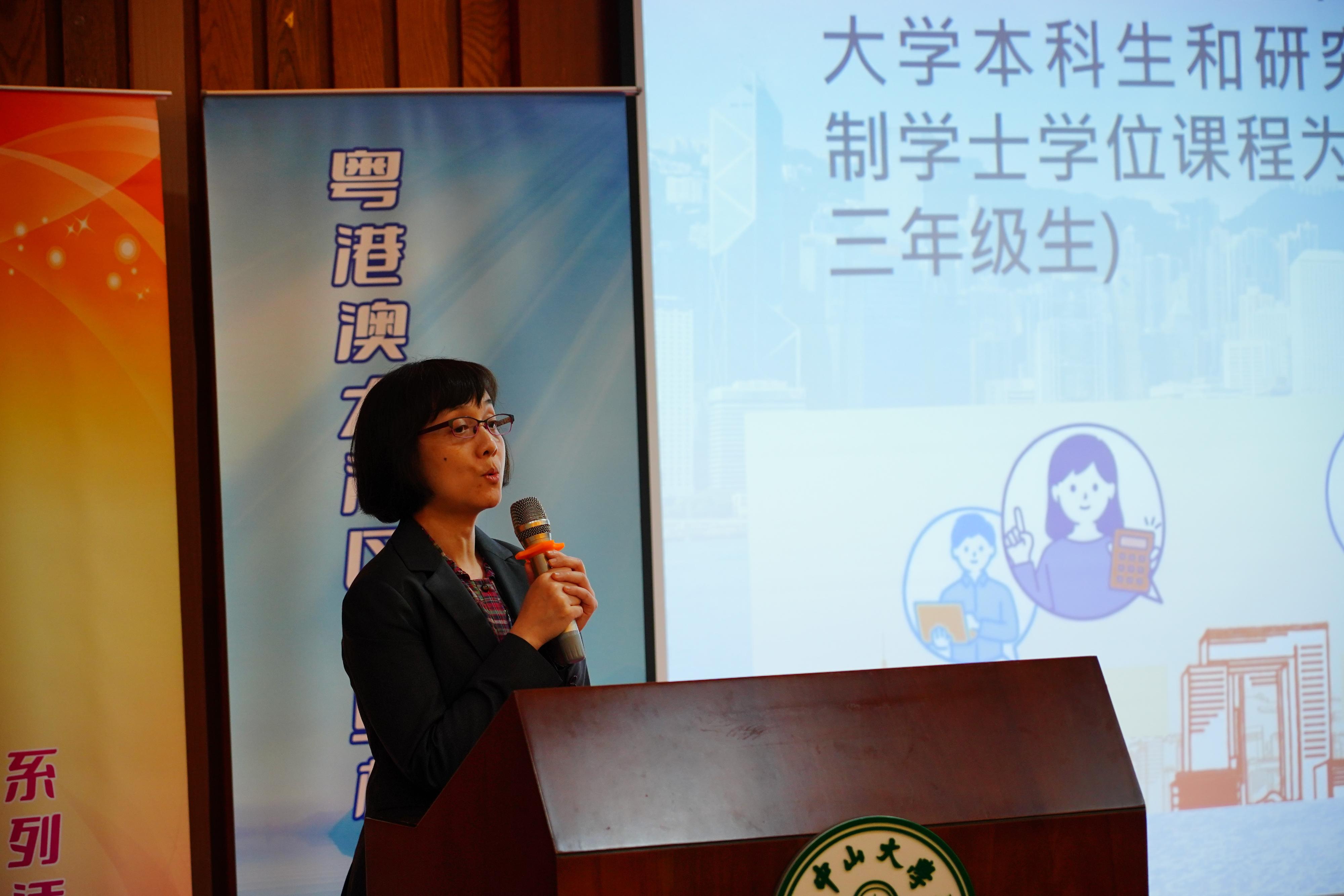 The Civil Service Bureau (CSB), together with representatives from the Civil Aviation Department, the Home Affairs Department and the Digital Policy Office, are visiting Guangzhou and Wuhan to conduct career talks at Sun Yat-sen University, Jinan University, Wuhan University and Huazhong University of Science and Technology for four consecutive days starting today (May 27), to provide Hong Kong students studying on the Mainland with information on various positions in the Hong Kong Special Administrative Region Government. Photo shows the Chief Executive Officer (Clerical and Secretarial) of the General Grades Office of the CSB, Miss Joyce Ng, giving an introduction of the civil service to the Hong Kong students at the talk at Sun Yat-sen University today.
