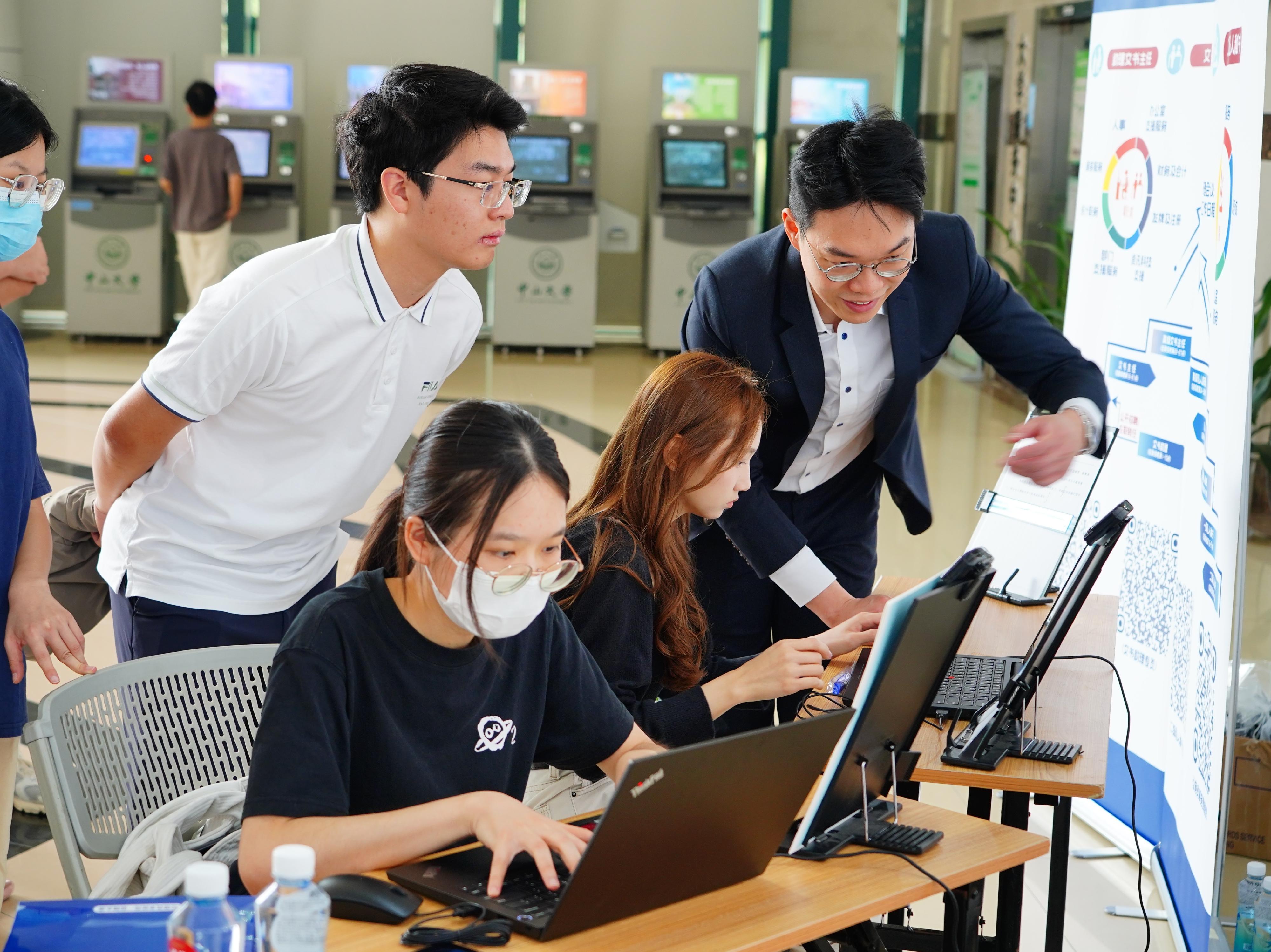 The Civil Service Bureau, together with representatives from the Civil Aviation Department, the Home Affairs Department and the Digital Policy Office, are visiting Guangzhou and Wuhan to conduct career talks at Sun Yat-sen University, Jinan University, Wuhan University and Huazhong University of Science and Technology for four consecutive days starting today (May 27), to provide Hong Kong students studying on the Mainland with information on various positions in the Hong Kong Special Administrative Region Government. Photo shows students participating in mock skills tests of the Clerical and Secretarial Grades on-site to experience the recruitment process at the career talk at Sun Yat-sen University today.