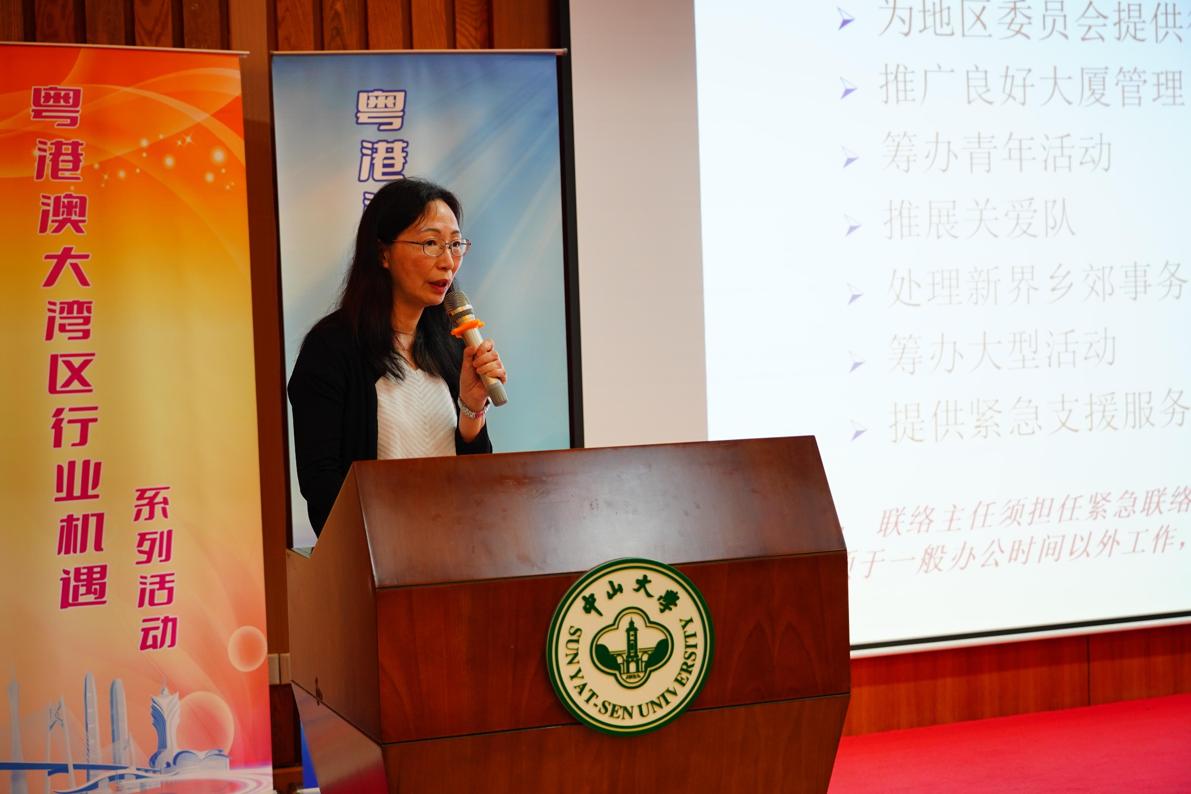 The Civil Service Bureau, together with representatives from the Civil Aviation Department, the Home Affairs Department (HAD) and the Digital Policy Office, are visiting Guangzhou and Wuhan to conduct career talks at Sun Yat-sen University, Jinan University, Wuhan University and Huazhong University of Science and Technology for four consecutive days starting today (May 27), to provide Hong Kong students studying on the Mainland with information on various positions in the Hong Kong Special Administrative Region Government. Photo shows HAD Senior Liaison Officer Ms Mona Yiu introducing to students the work, entry requirements, recruitment processes and other related information for the Liaison Officer Grade, and answering enquiries at the talk at Sun Yat-sen University today.