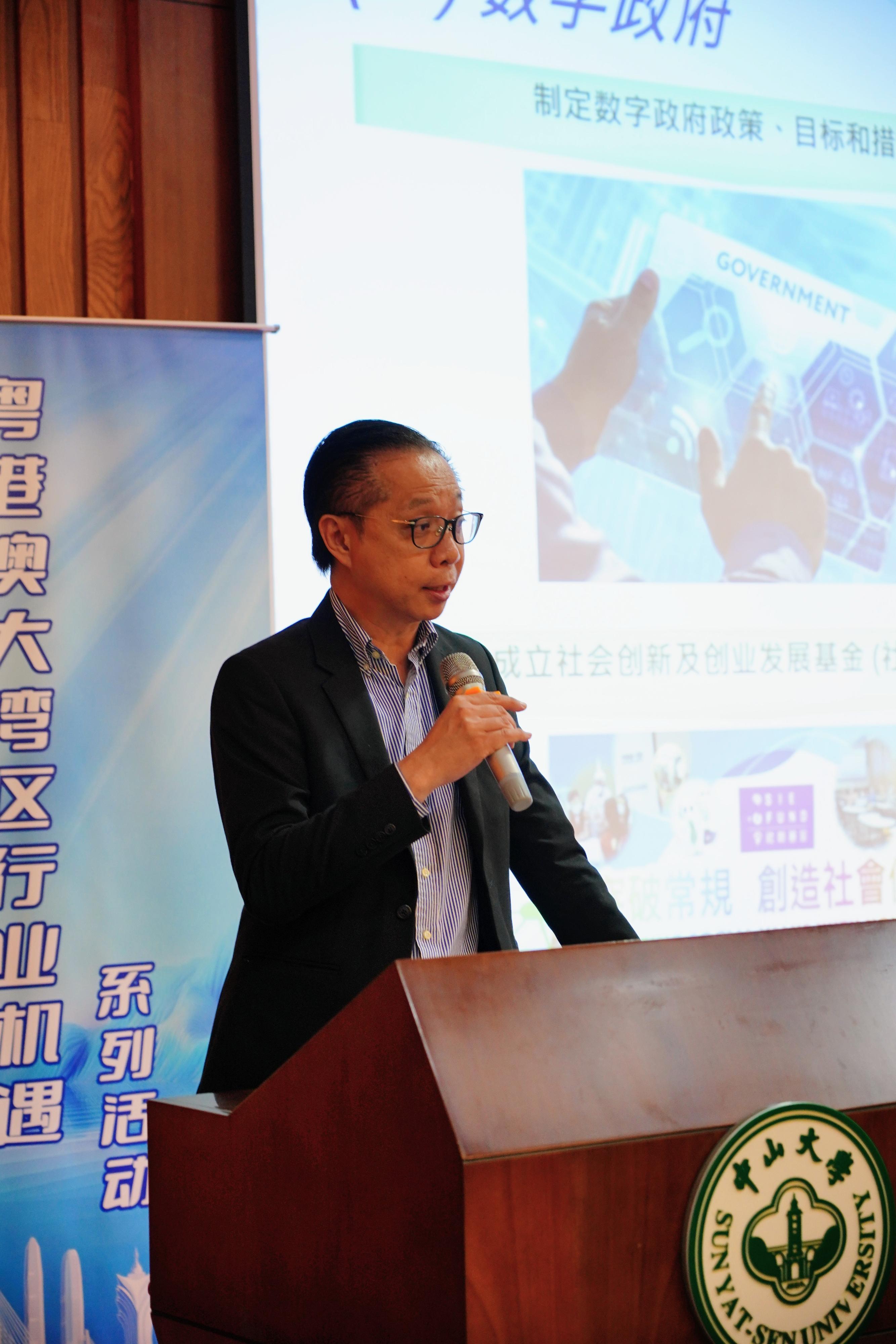 The Civil Service Bureau, together with representatives from the Civil Aviation Department, the Home Affairs Department and the Digital Policy Office (DPO), are visiting Guangzhou and Wuhan to conduct career talks at Sun Yat-sen University, Jinan University, Wuhan University and Huazhong University of Science and Technology for four consecutive days starting today (May 27), to provide Hong Kong students studying on the Mainland with information on various positions in the Hong Kong Special Administrative Region Government. Photo shows DPO Senior Systems Manager Mr Louie Loui introducing to students the work, entry requirements, recruitment processes and other related information for Analyst/Programmer Grade, and answering enquiries at the career talk at Sun Yat-sen University today.