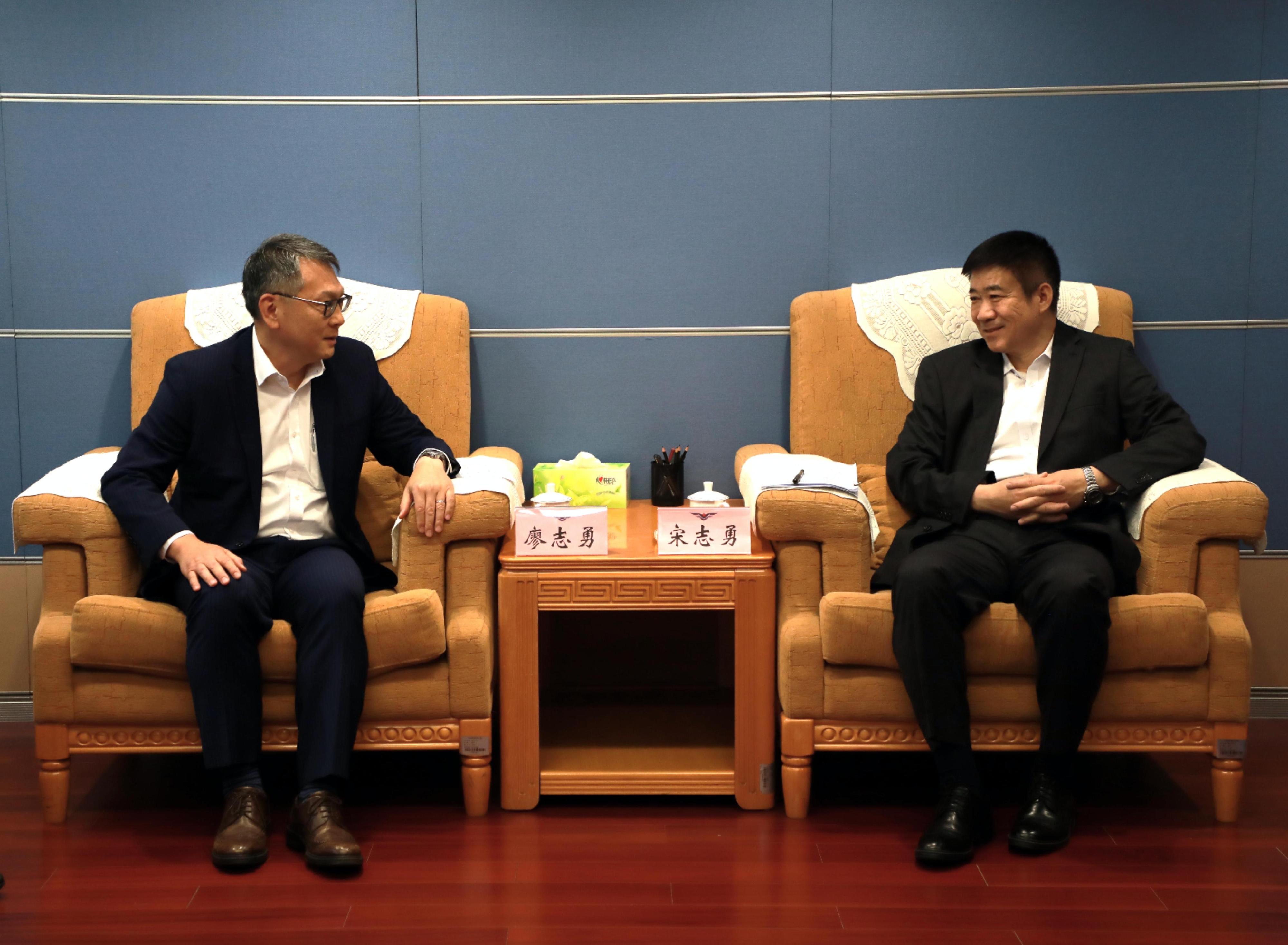民航處處長廖志勇（左）於五月二十五日至二十八日到訪北京，其間拜訪中國民用航空局局長宋志勇（右），以推進雙方在民航領域的合作 。