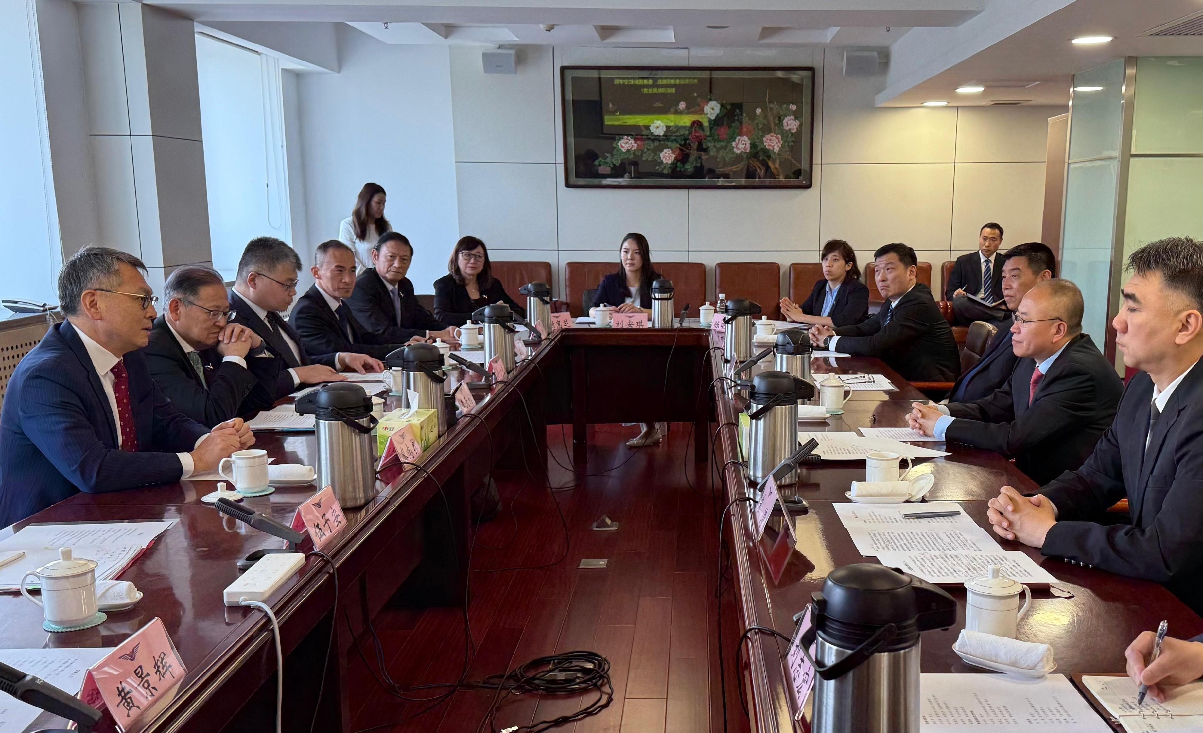 民航處處長廖志勇（左一）於五月二十五日至二十八日到訪北京，其間與中國民用航空局副局長韓鈞（右二）及相關司局代表進行工作交流會議。
