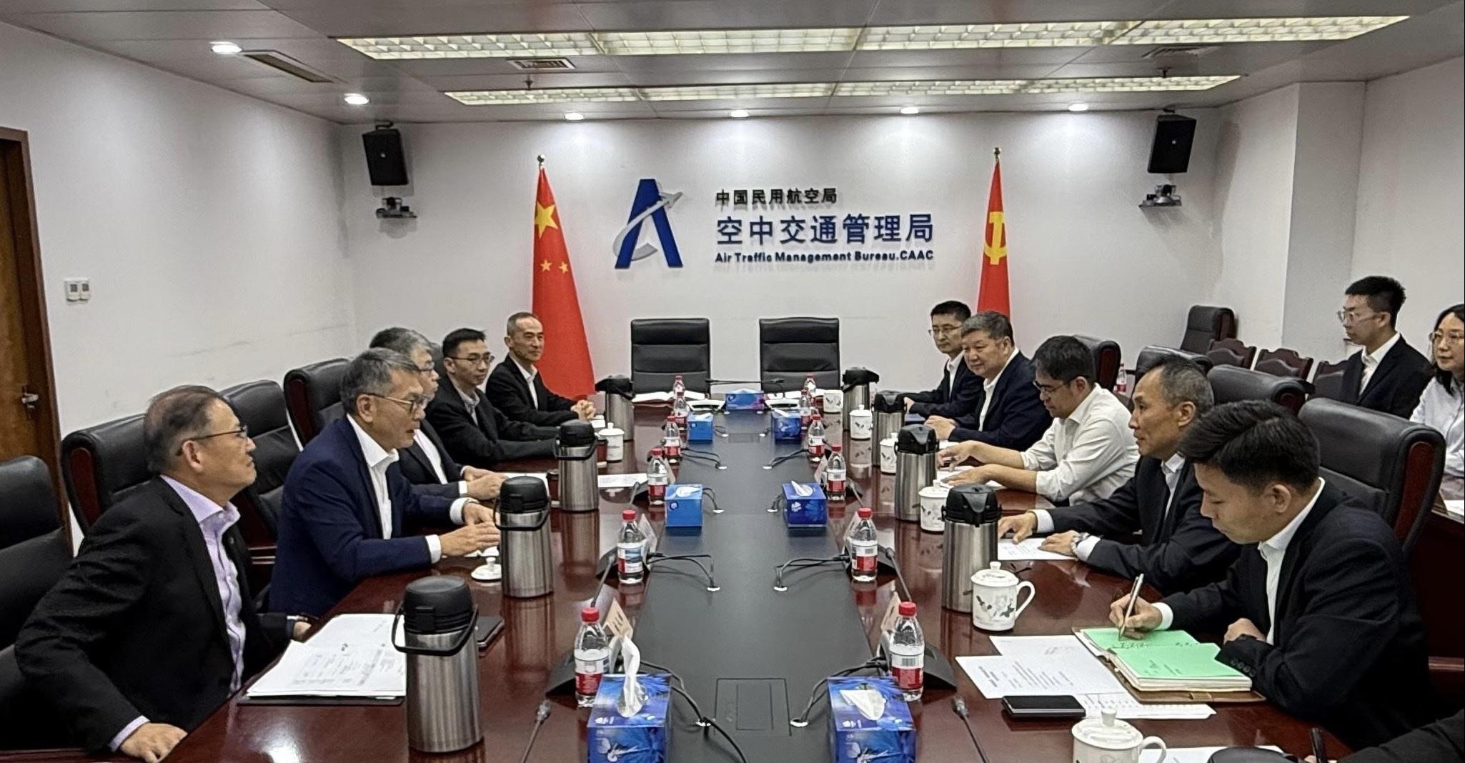 民航處處長廖志勇於五月二十五日至二十八日到訪北京。廖志勇（左二）與中國民用航空局空中交通管理局局長苗旋（右二）會面，加強雙方在航空交通管理上的合作。