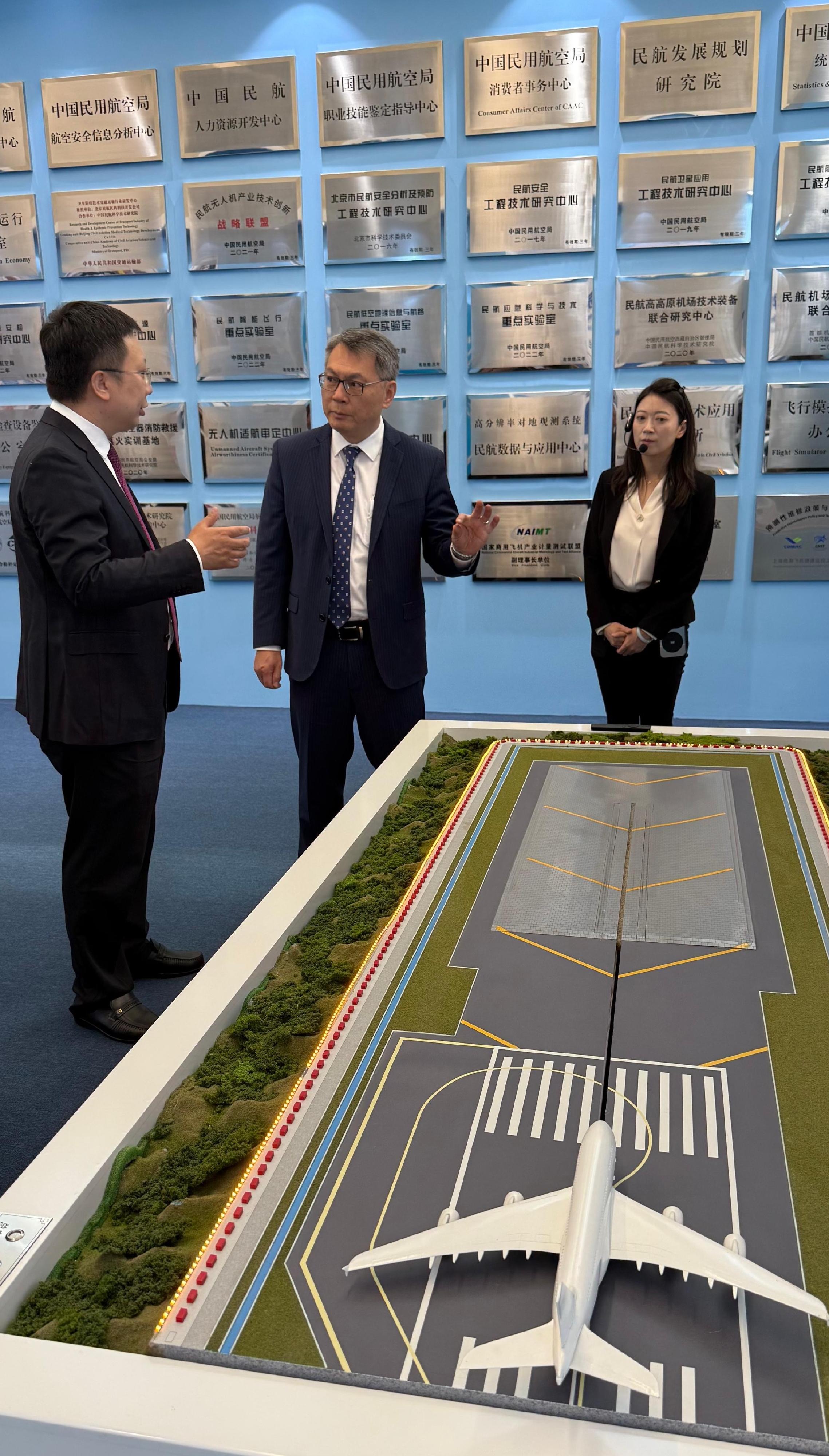 The Director-General of Civil Aviation, Mr Victor Liu (centre), visited Beijing between May 25 and 28, during which he visited the Aviation Safety Experimental Base at the China Academy of Civil Aviation Science and Technology, to learn about the achievements in innovative technologies and development trends in the Mainland aviation industry. 
