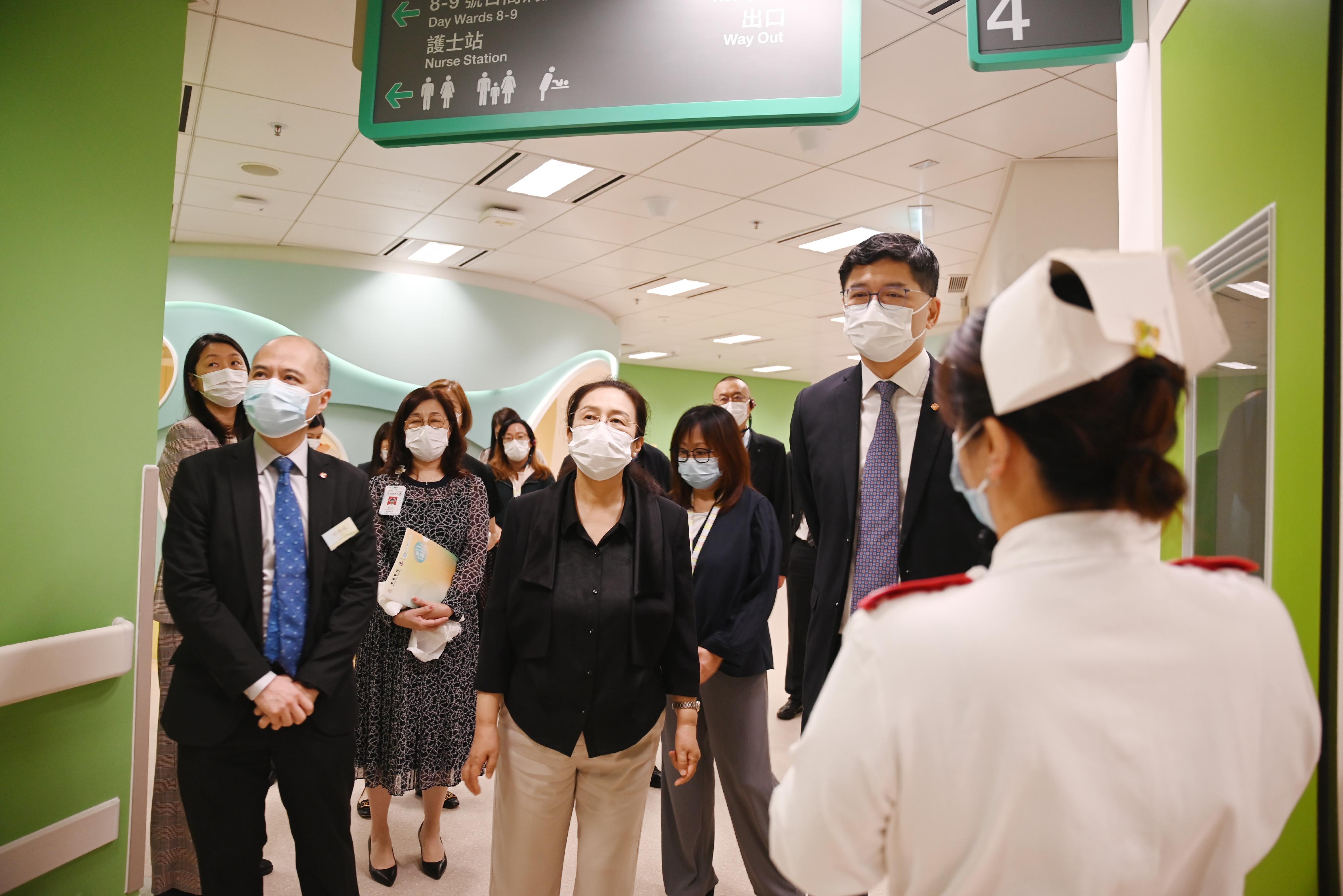 西藏自治區人民政府和西藏自治區衞生健康委員會代表團今日（五月二十七日）出席「2025醫院管理局研討大會」期間到訪廣華醫院。西藏自治區人民政府副主席羅梅（前排中）在醫院管理局行政總裁高拔陞醫生（前排右）及廣華醫院行政總監鄧錦成醫生（前排左）陪同下，了解公立醫院的最新發展。