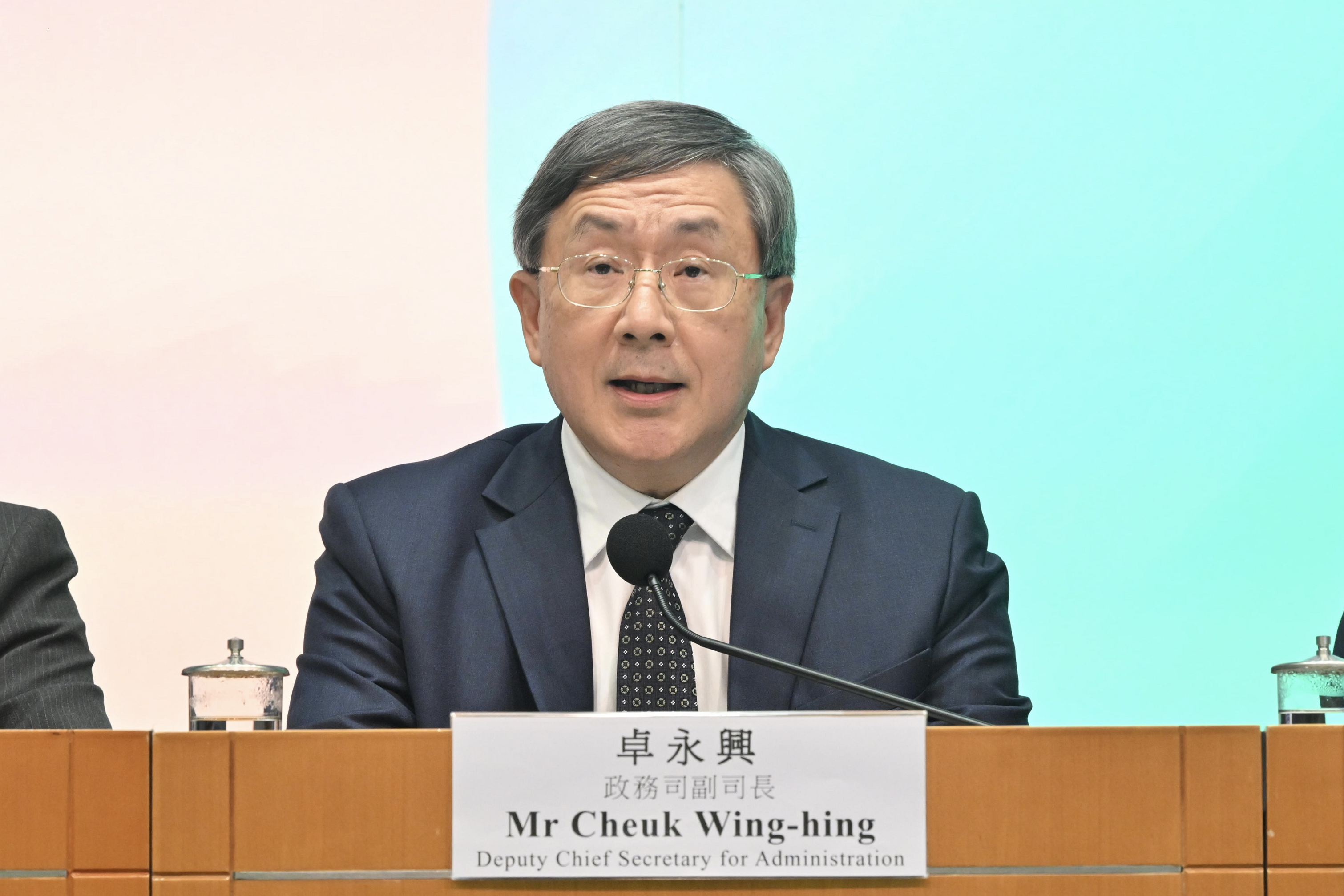 政務司副司長卓永興今日（五月二十七日）在促進銀髮經濟工作組記者會作開場發言。
