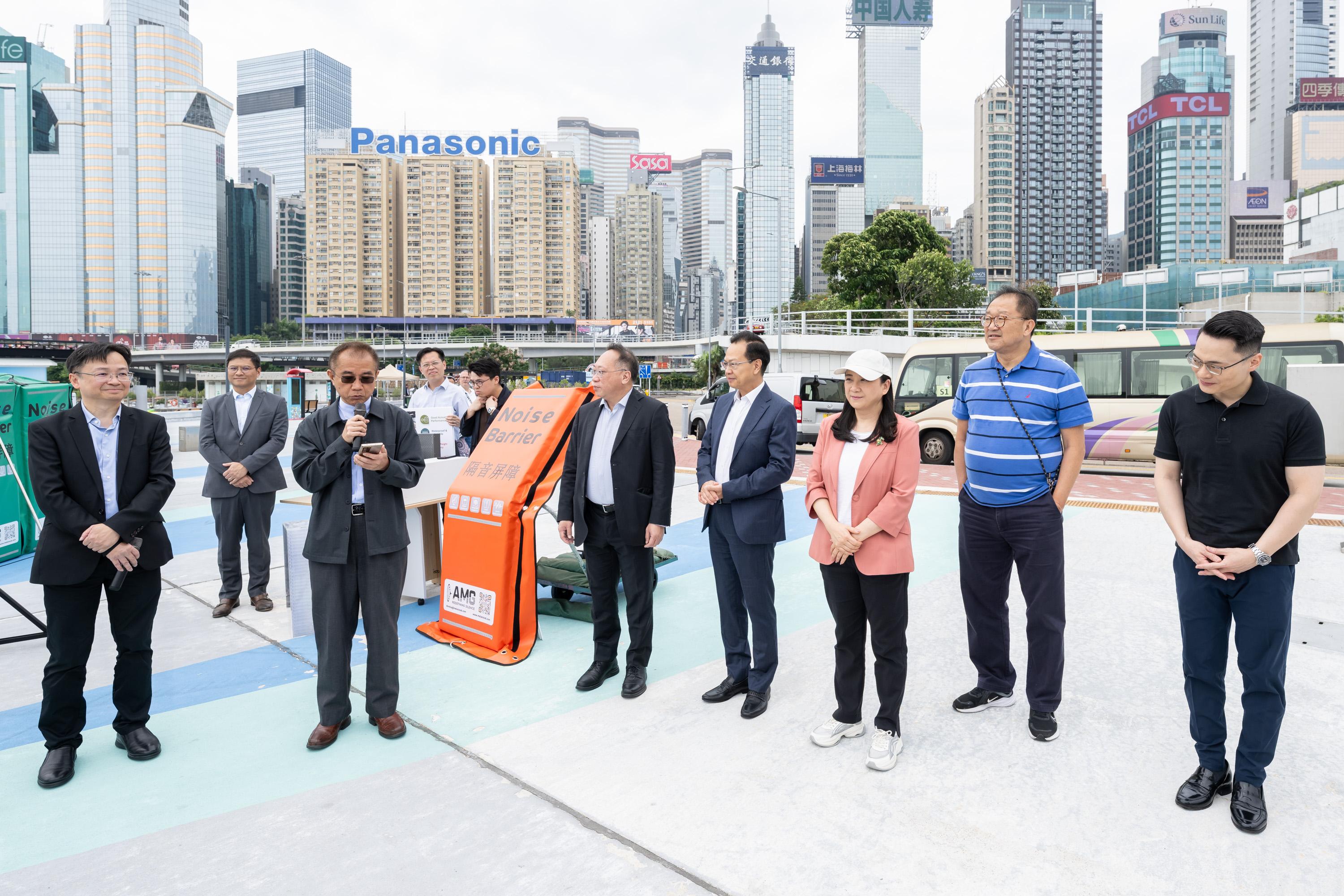 The Legislative Council Subcommittee on Matters Relating to the Development of Smart City observed a demonstration of "Smart Environment" at Wan Chai promenade today (May 27). Photo shows Members receiving an update from representatives of the Government on the implementation of "Smart Environment" initiatives under the Smart City Blueprint for Hong Kong 2.0.
