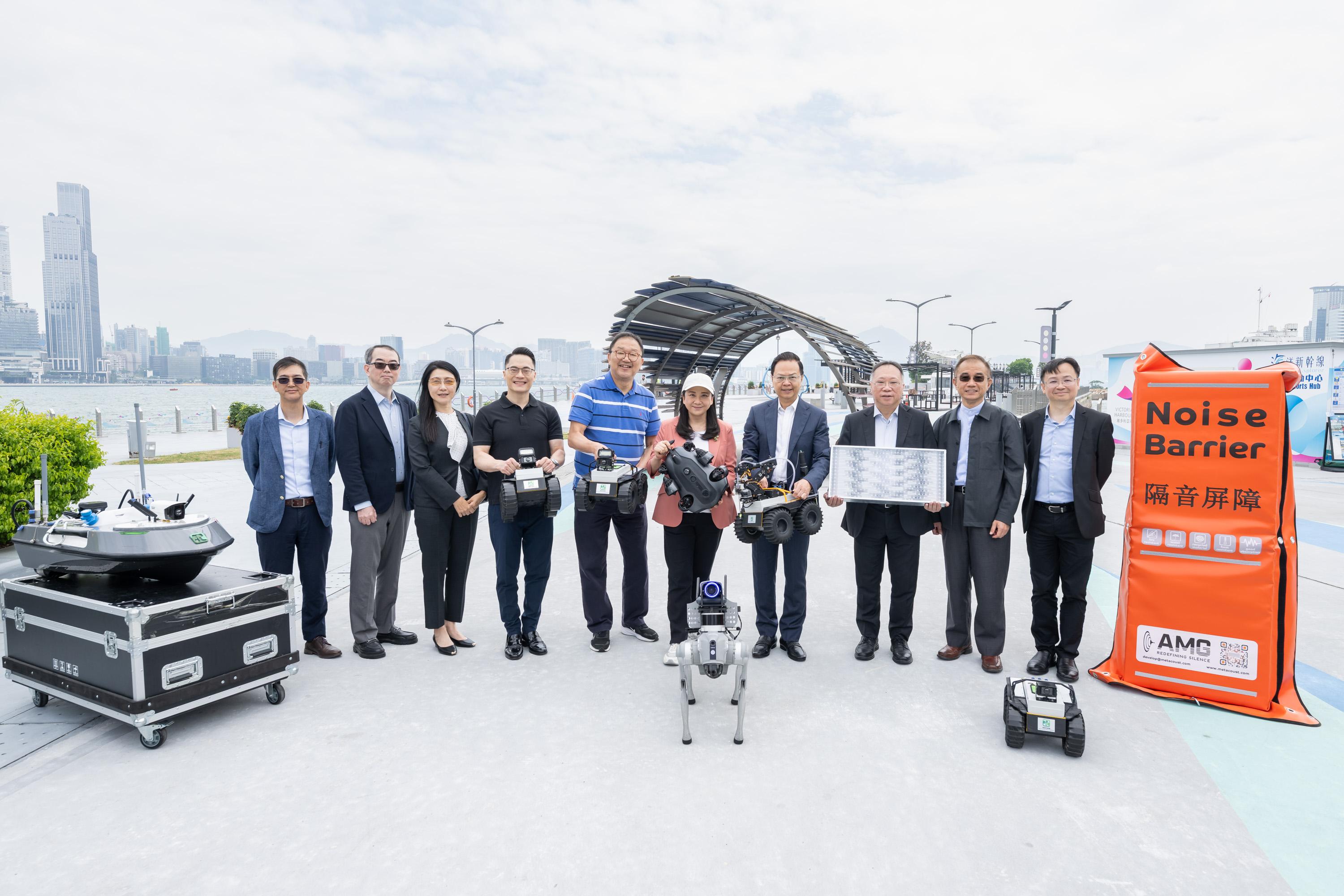 The Legislative Council Subcommittee on Matters Relating to the Development of Smart City observed a demonstration of "Smart Environment" at Wan Chai promenade today (May 27). Photo shows the Chairman of the Subcommittee on Matters Relating to the Development of Smart City, Ms Elizabeth Quat (fifth right), and other Members with representatives of the Government.
