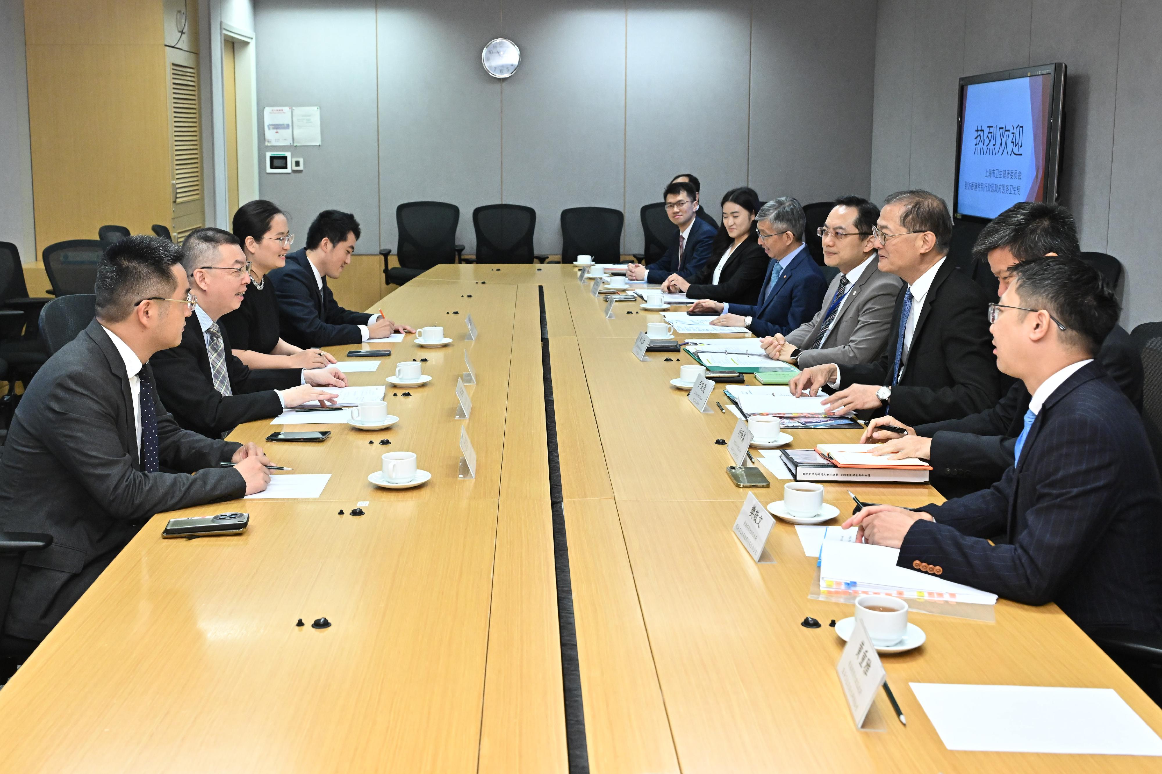 The Secretary for Health, Professor Lo Chung-mau (third right), meets with a delegation led by Deputy Director General of the Shanghai Municipal Health Commission Professor Hu Hongyi (second left) today (May 27) to exchange views on topics including healthcare talent exchanges between Hong Kong and Shanghai, and the internationalisation of Chinese medicine standards.
