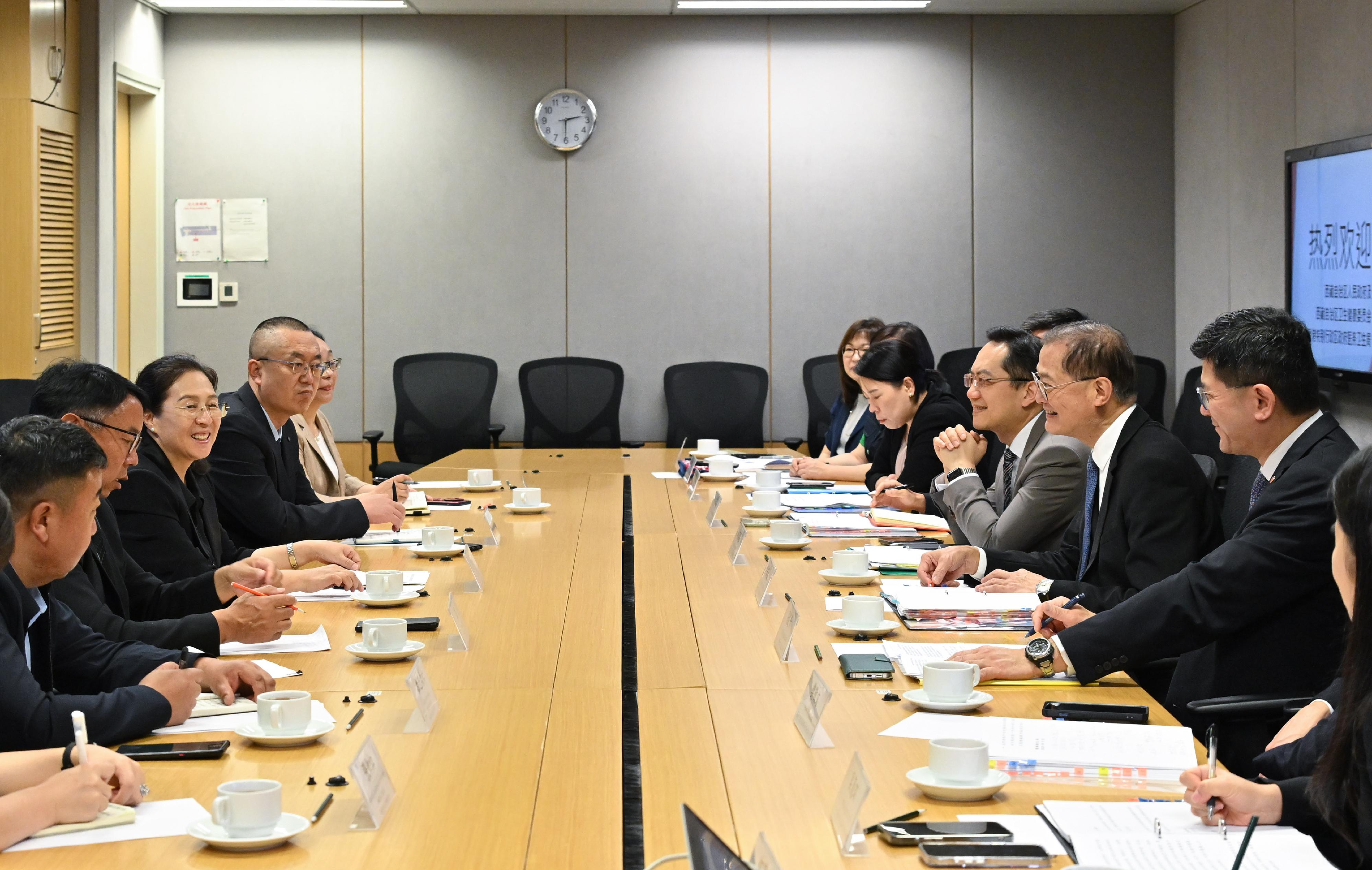 The Secretary for Health, Professor Lo Chung-mau (second right), meets with a delegation led by Vice Chairman of the People's Government of the Xizang Autonomous Region Ms Luo Mei (third left) today (May 27) to exchange views on issues including traditional medicine and the exchange of healthcare talent.
