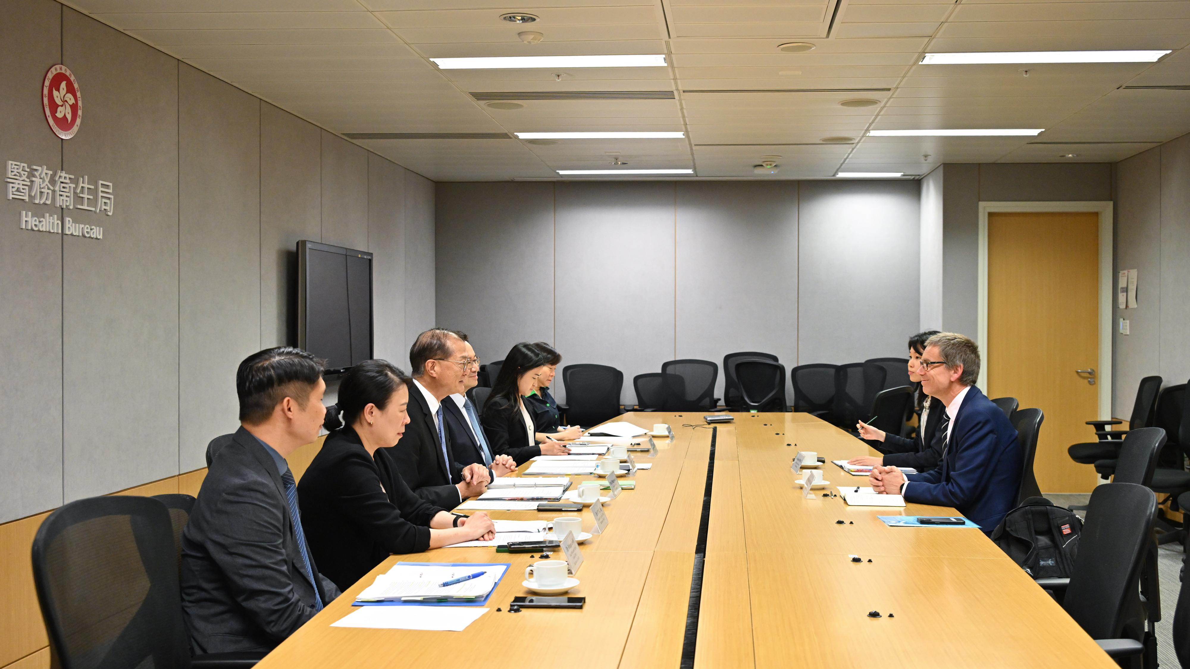 The Secretary for Health, Professor Lo Chung-mau (third left), meets with the World Health Organization Representative to China, Mr Martin Taylor (first right), today (May 27) to introduce him to the comprehensive tobacco control strategy of Hong Kong.