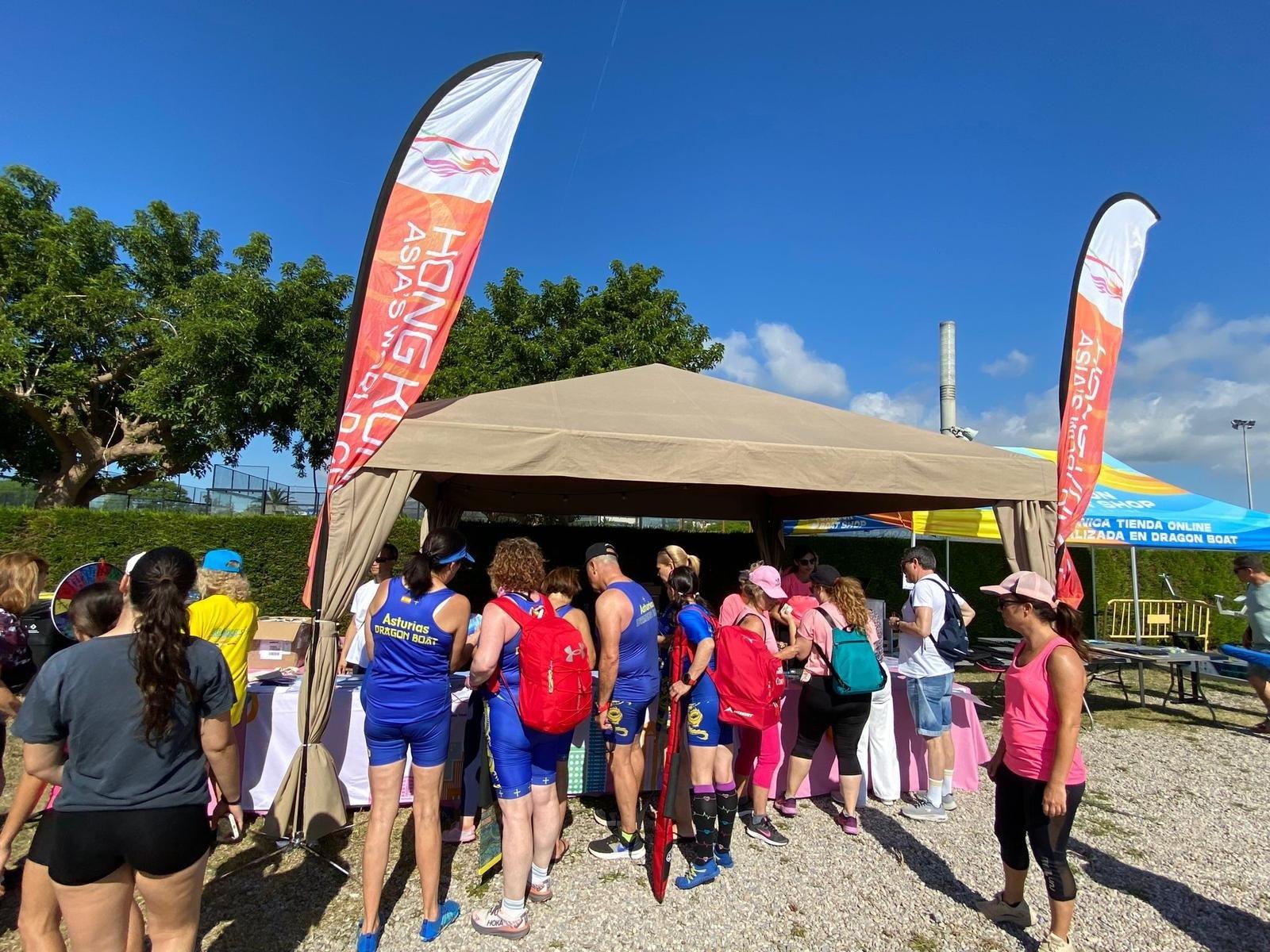 The Hong Kong Economic and Trade Office in Brussels supported the sixth Barcelona International Dragon Boat Festival (Festival) held from May 23 to 25 (Barcelona Time) in Castelldefels, Barcelona in Spain. Photo shows competitors and visitors of the Fesival visited the Hong Kong booth on May 25 (Barcelona Time).


