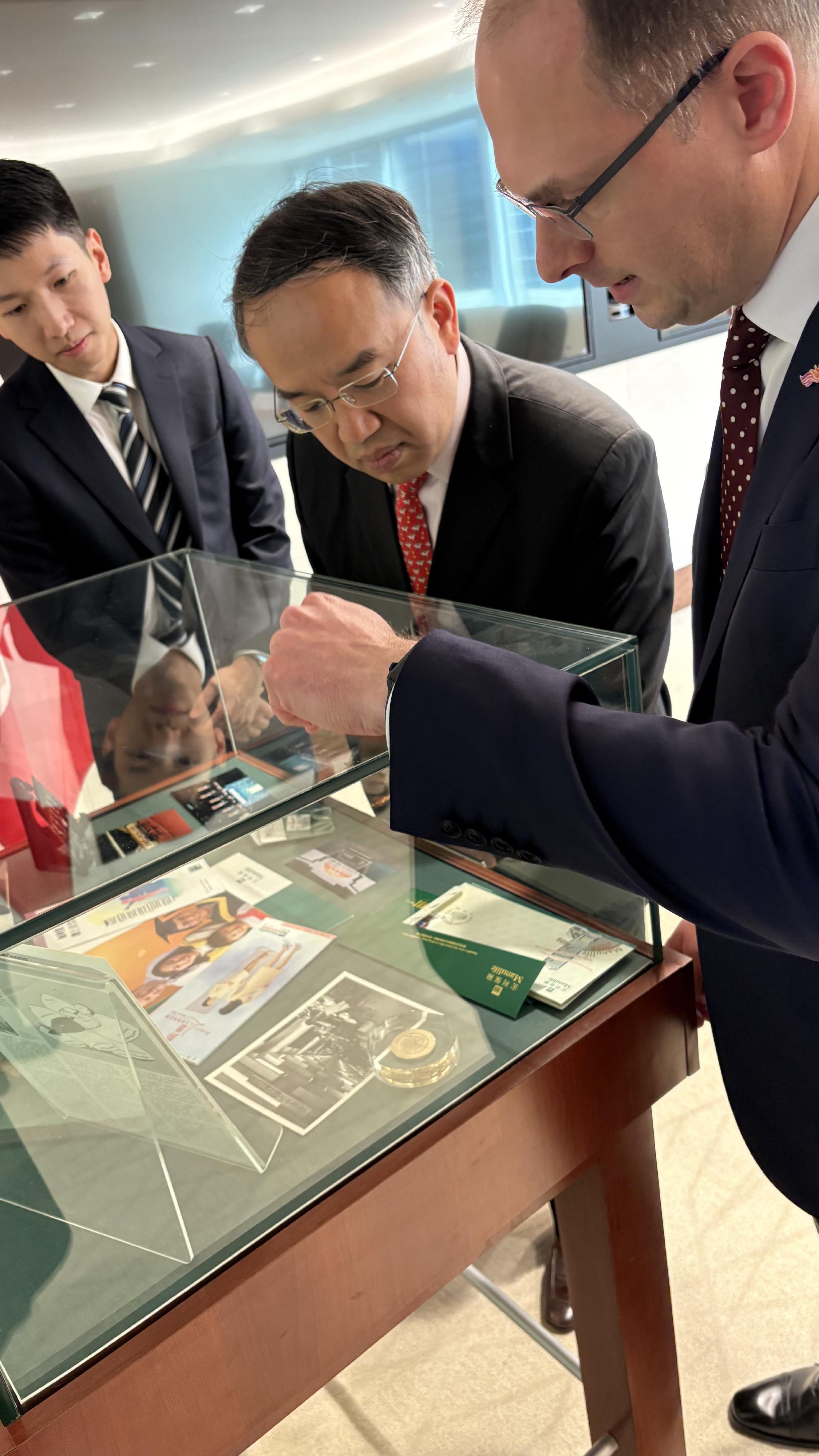 The Secretary for Financial Services and the Treasury, Mr Christopher Hui, continued his visit to Toronto, Canada, on May 27 (Toronto Time) and met with senior management of Manulife. Photo shows Mr Hui (centre) being introduced to publicity items related to the company's business in Hong Kong over the years by its President and Chief Executive Officer, Mr Phil Witherington (right). Next to Mr Hui is the Acting Director, Hong Kong Economic and Trade Office (Toronto), Mr Gavin Yeung (left).