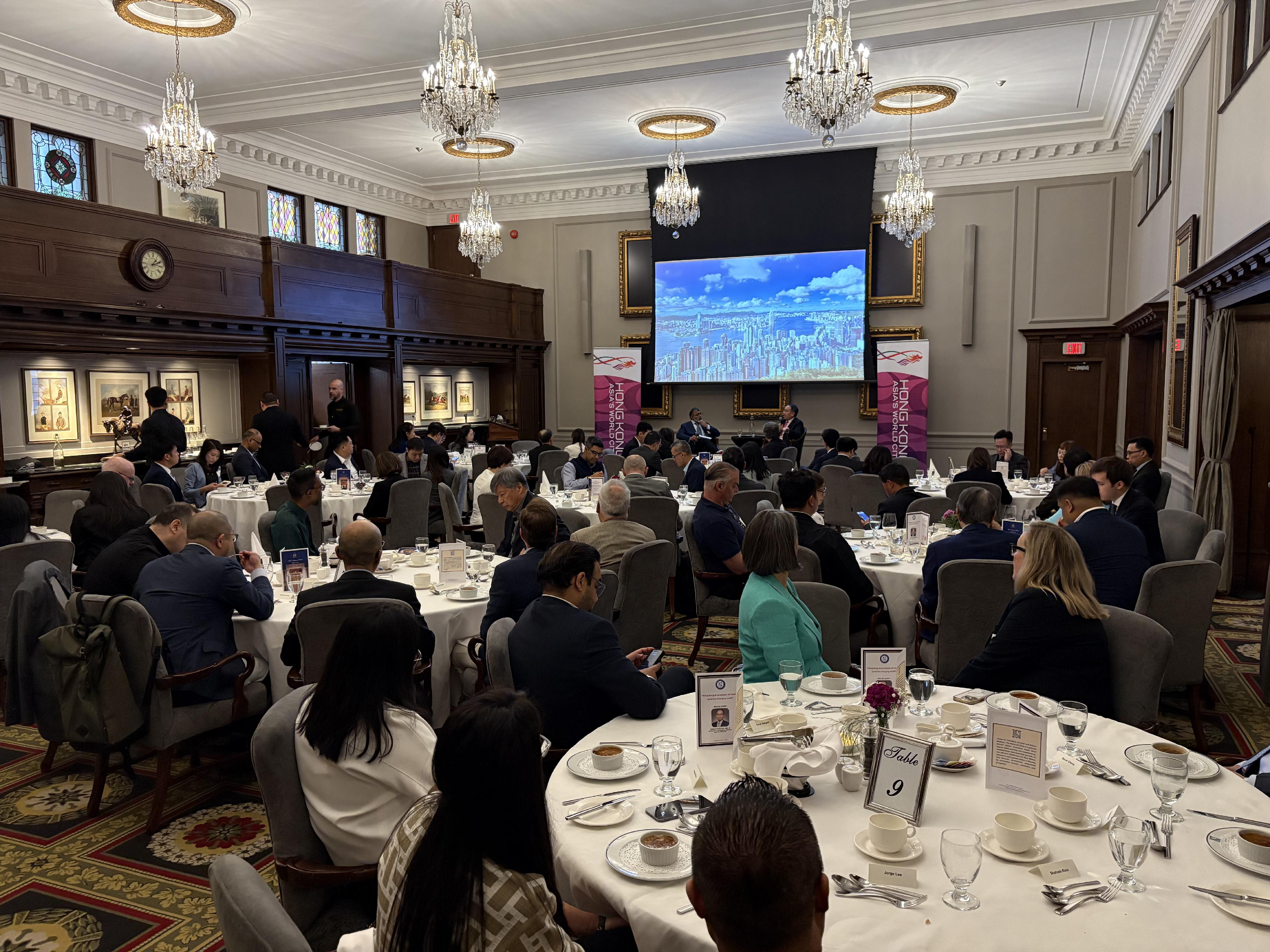The Secretary for Financial Services and the Treasury, Mr Christopher Hui (right on stage), attended a business luncheon with financial leaders in Toronto, Canada, on May 27 (Toronto Time). The response was encouraging. The luncheon was co-organised by the Hong Kong Economic and Trade Office (Toronto), Invest Hong Kong (Canada) and the National Club.