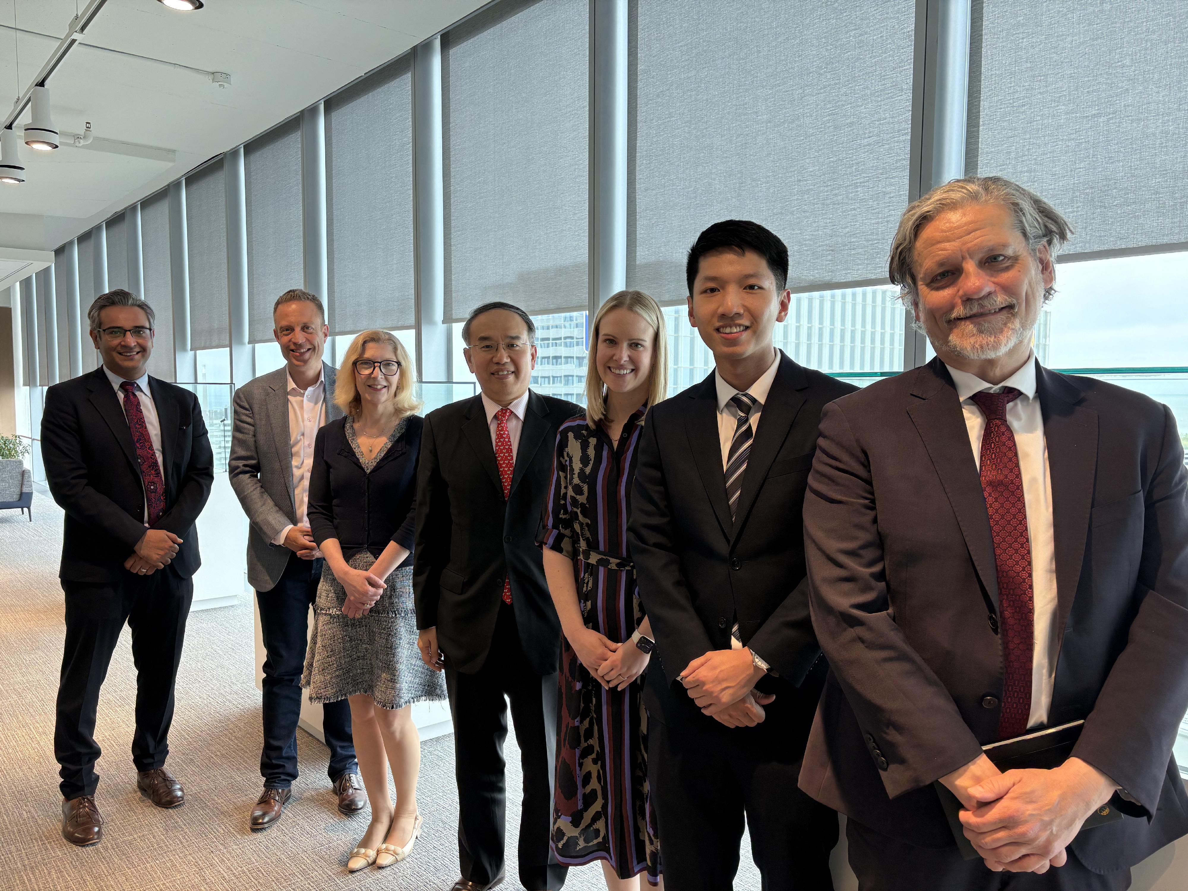 The Secretary for Financial Services and the Treasury, Mr Christopher Hui, continued his visit to Toronto, Canada, on May 27 (Toronto Time) and met with senior management of Sunlife to introduce the newly enacted legislation on re-domiciliation of companies. Photo shows Mr Hui (centre) with its Executive Vice-President and Chief Financial Officer, Mr Tim Deacon (second left), Executive Vice-President and Chief Strategy and Emablement Officer, Ms Linda Dougherty (third left), and other representatives of Sunlife, as well as the Acting Director, Hong Kong Economic and Trade Office (Toronto), Mr Gavin Yeung (second right).