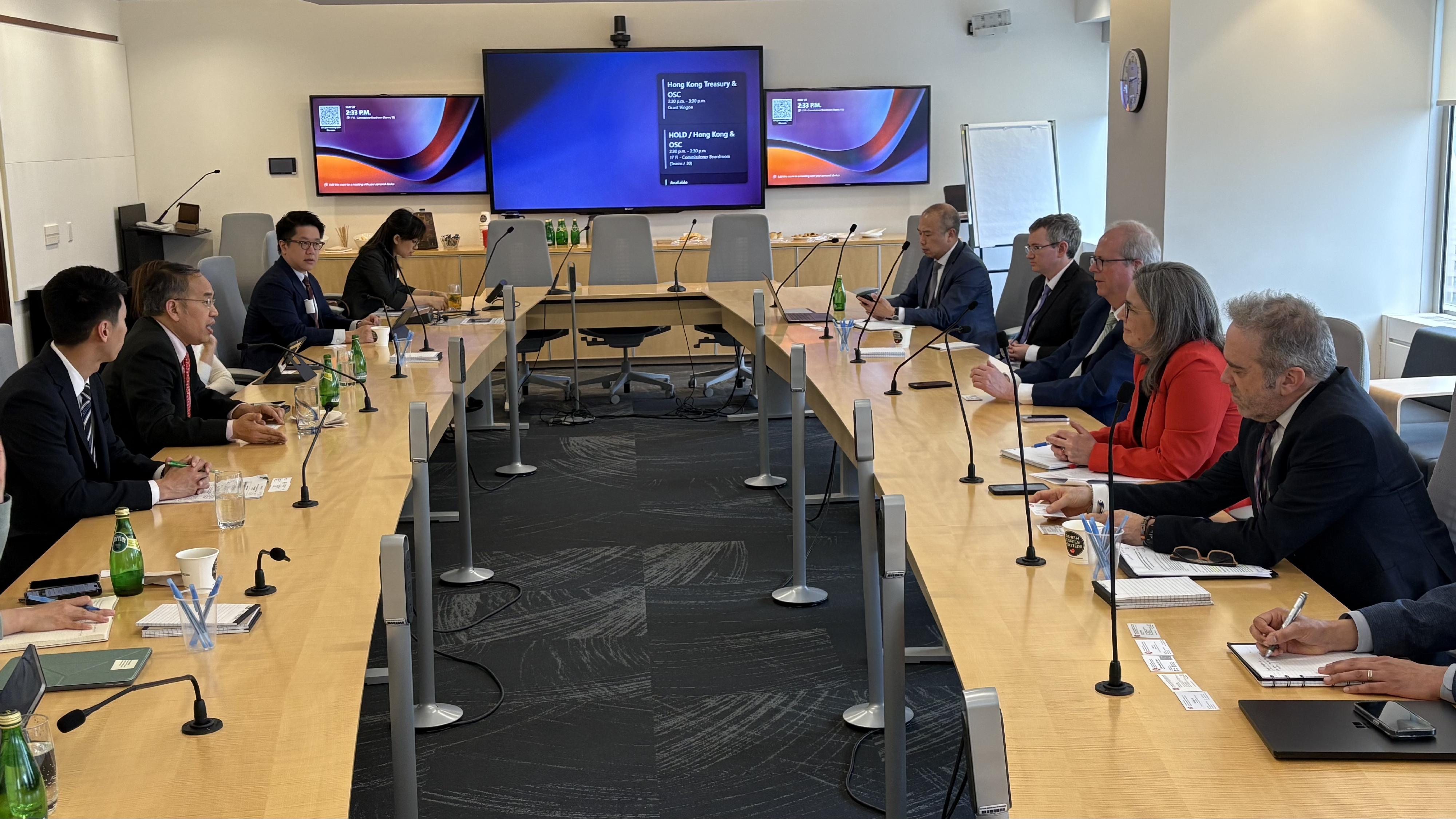 The Secretary for Financial Services and the Treasury, Mr Christopher Hui (second left), met with the Chief Executive Officer of the Ontario Securities Commission (OSC), Mr Grant Vingoe (third right), and other representatives of the OSC in Toronto, Canada, on May 27 (Toronto Time).