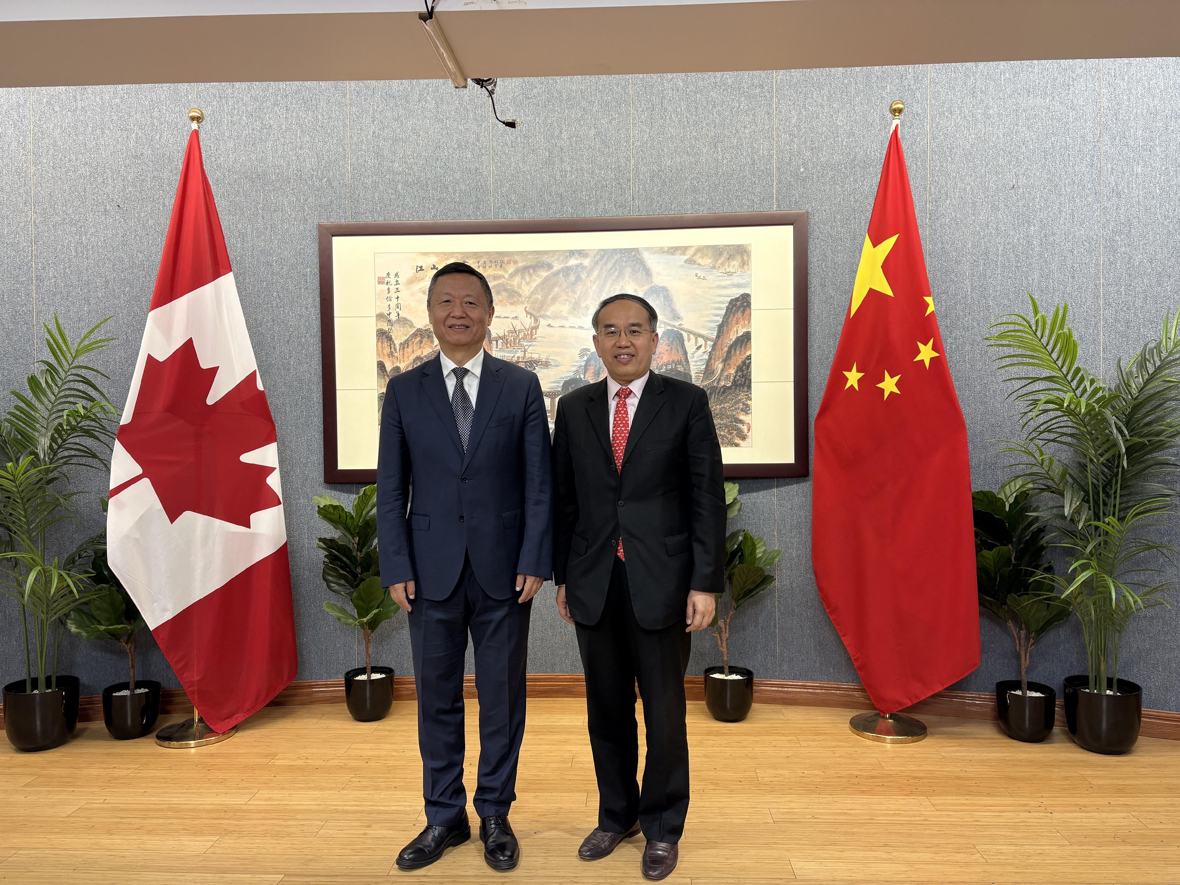 The Secretary for Financial Services and the Treasury, Mr Christopher Hui (right), paid a courtesy call to the Consul-General of the People's Republic of China in Toronto, Mr Luo Weidong (left), in Toronto, Canada, on May 27 (Toronto Time).
