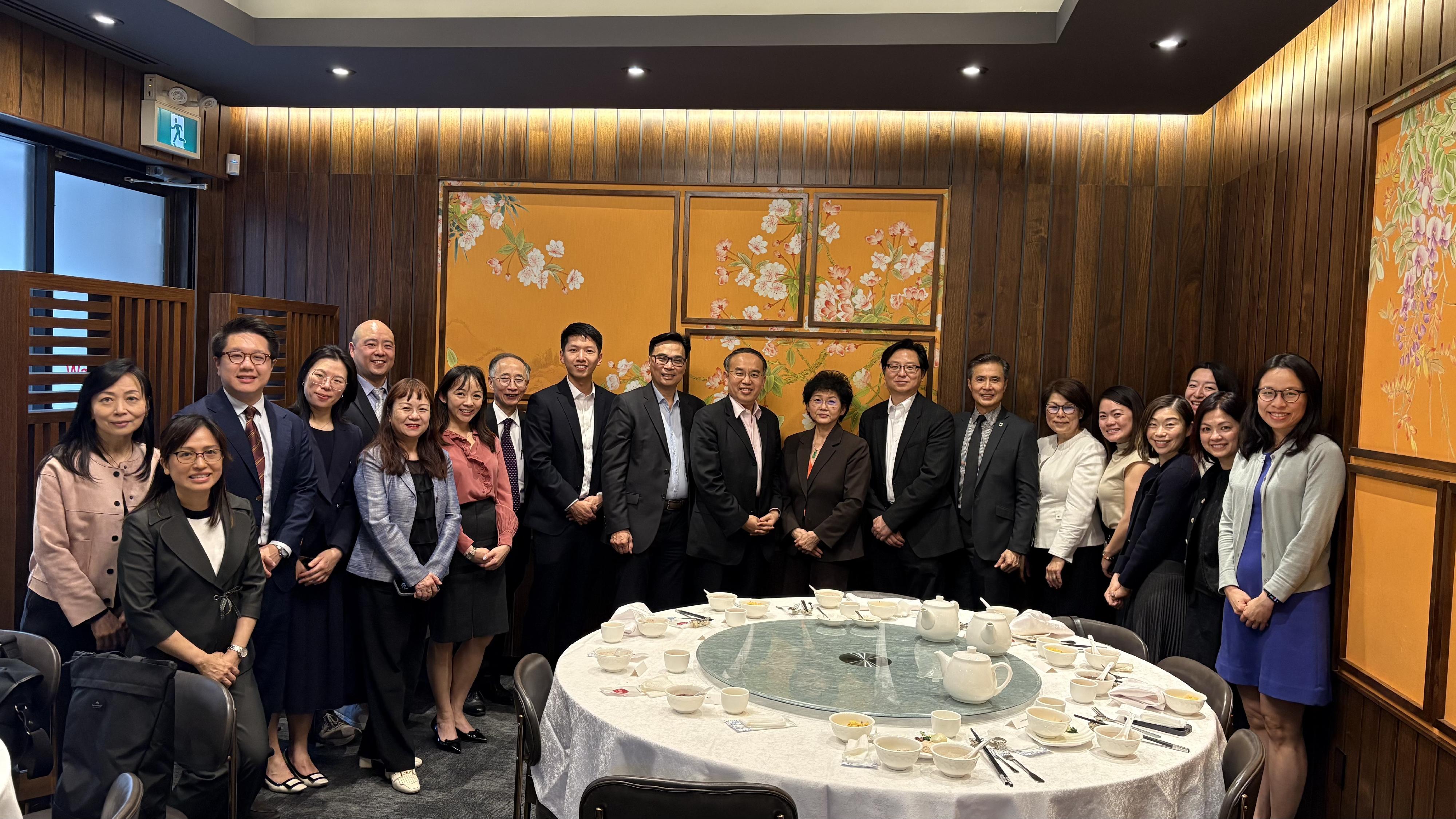 The Secretary for Financial Services and the Treasury, Mr Christopher Hui, continued his visit to Toronto, Canada, on May 27 (Toronto Time) and had a dinner meeting with the Hong Kong-Canada Business Association (HKCBA) (Toronto Chapter). Photo shows Mr Hui (11th left) with the Acting Director, Hong Kong Economic and Trade Office (Toronto), Mr Gavin Yeung (ninth left), the President of the HKCBA (Toronto Chapter), Mr Joseph Chaung (10th left), and HKCBA board members. 