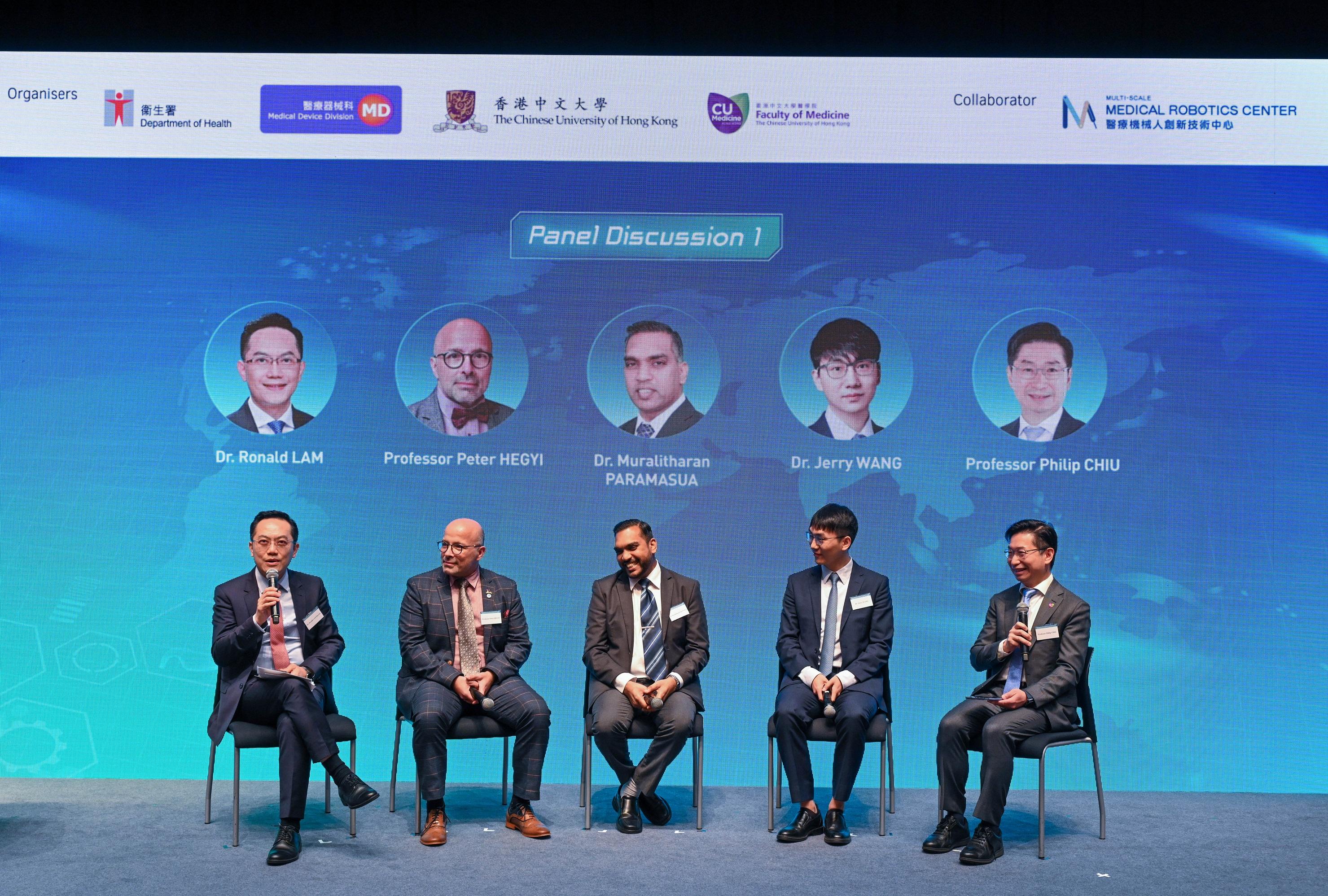 The Department of Health and the Faculty of Medicine of the Chinese University of Hong Kong (CUHK) today (May 28) jointly organised the Hong Kong International Medical Device Regulatory Forum at the Hong Kong Science Park. The forum brought together about 200 representatives from local, Mainland and overseas medical device regulatory authorities, top academic experts and industry leaders to explore the innovative development of medical devices, as well as the transformative applications and regulation of artificial intelligence. Through experience sharing, forum participants made a concerted effort to promote scientific research and innovation to enhance global public health security and the standards for the medical industry. Photo shows the Director of Health, Dr Ronald Lam (first left), and the Dean of the Faculty of Medicine of the CUHK, Professor Philip Chiu (first right), hosting a panel discussion session.
