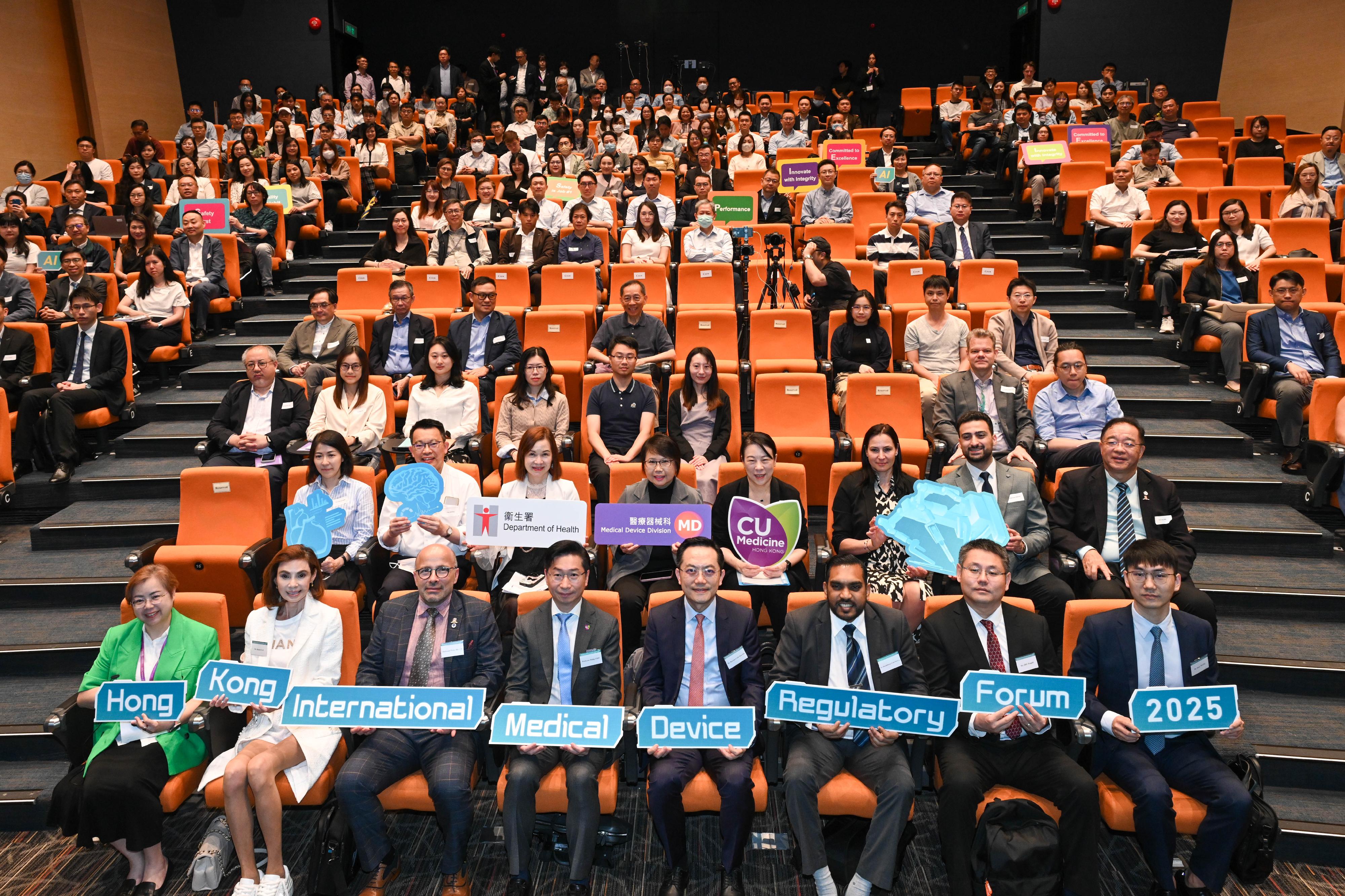 The Department of Health and the Faculty of Medicine of the Chinese University of Hong Kong (CUHK) today (May 28) jointly organised the Hong Kong International Medical Device Regulatory Forum at the Hong Kong Science Park. The forum brought together about 200 representatives from local, Mainland and overseas medical device regulatory authorities, top academic experts and industry leaders to explore the innovative development of medical devices, as well as the transformative applications and regulation of artificial intelligence. Through experience sharing, forum participants made a concerted effort to promote scientific research and innovation to enhance global public health security and the standards for the medical industry. Photo shows the Director of Health, Dr Ronald Lam (first row, fourth right), and the Dean of the Faculty of Medicine of the CUHK, Professor Philip Chiu (first row, fourth left), with other guest speakers and participants.