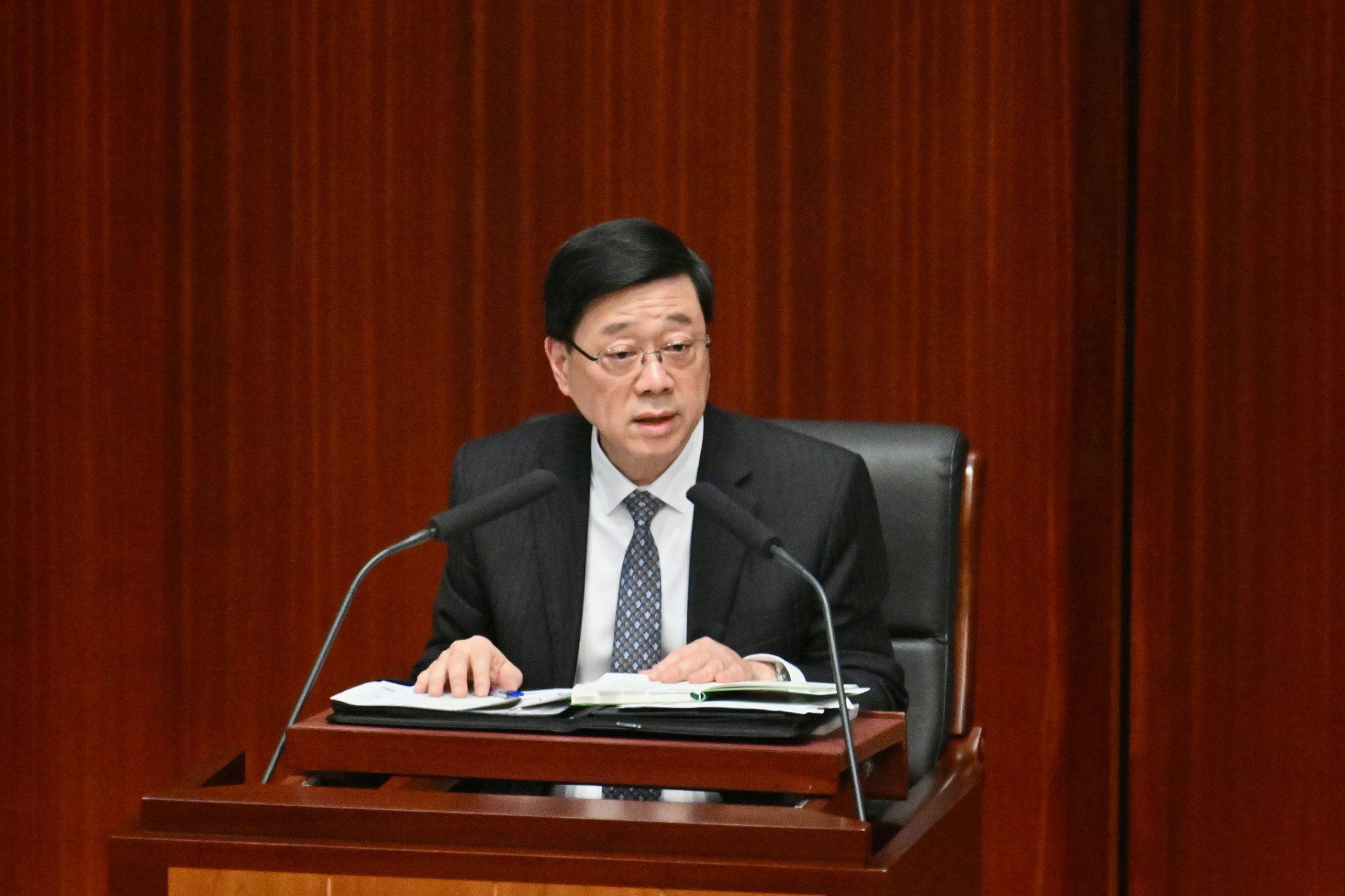 行政長官李家超今日（五月二十九日）在立法會出席行政長官互動交流答問會。