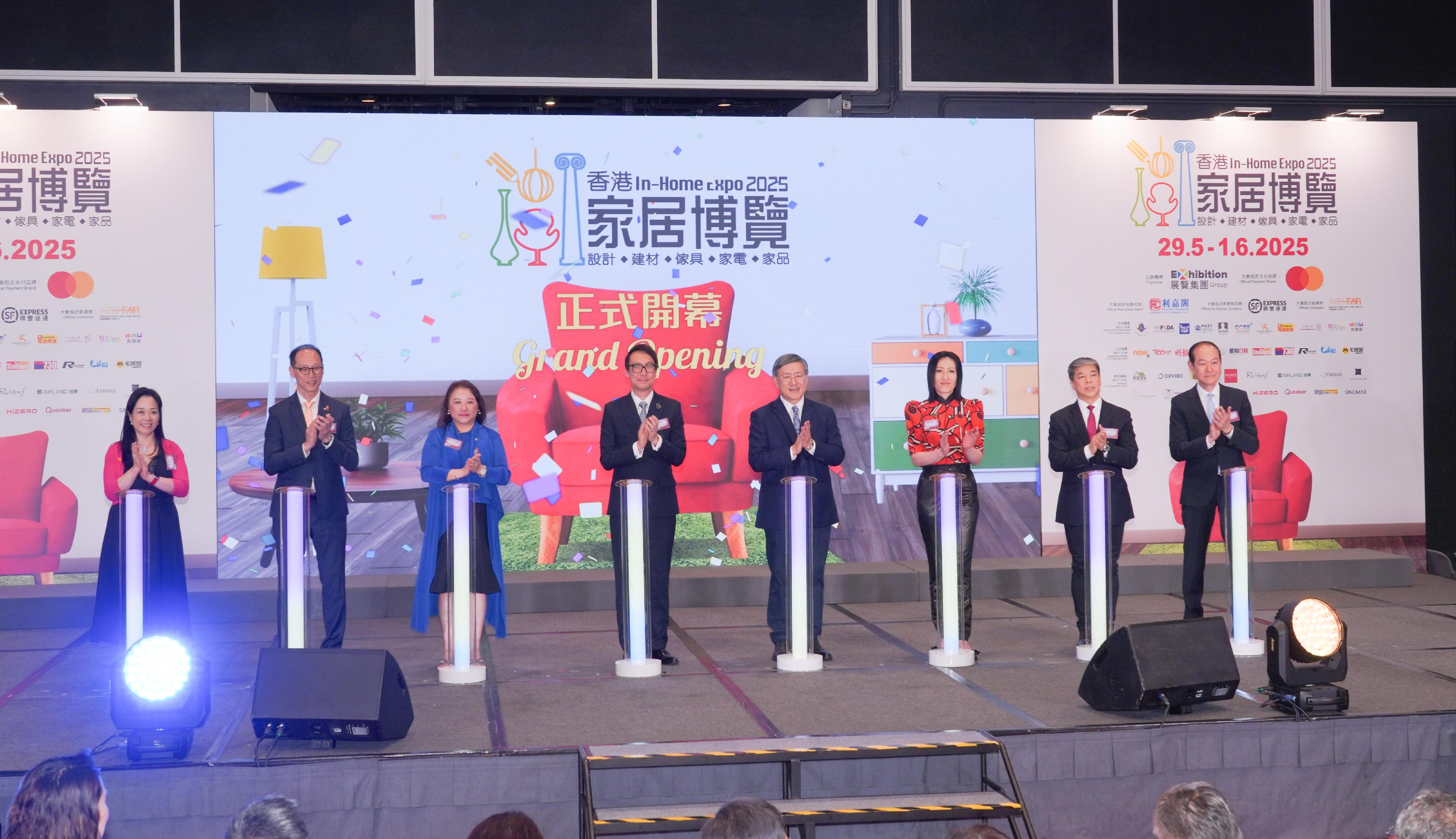 政務司副司長卓永興今日（五月二十九日）出席香港家居博覽2025開幕禮。圖示（左三起）香港工業專業評審局主席梁勵、展覽集團有限公司主席王學譜、卓永興、香港工業總會第10分組：香港家具協會主席陳嘉賢教授、香港工業總會第31分組：香港設計委員會主席張益麟和其他嘉賓在開幕禮合照。