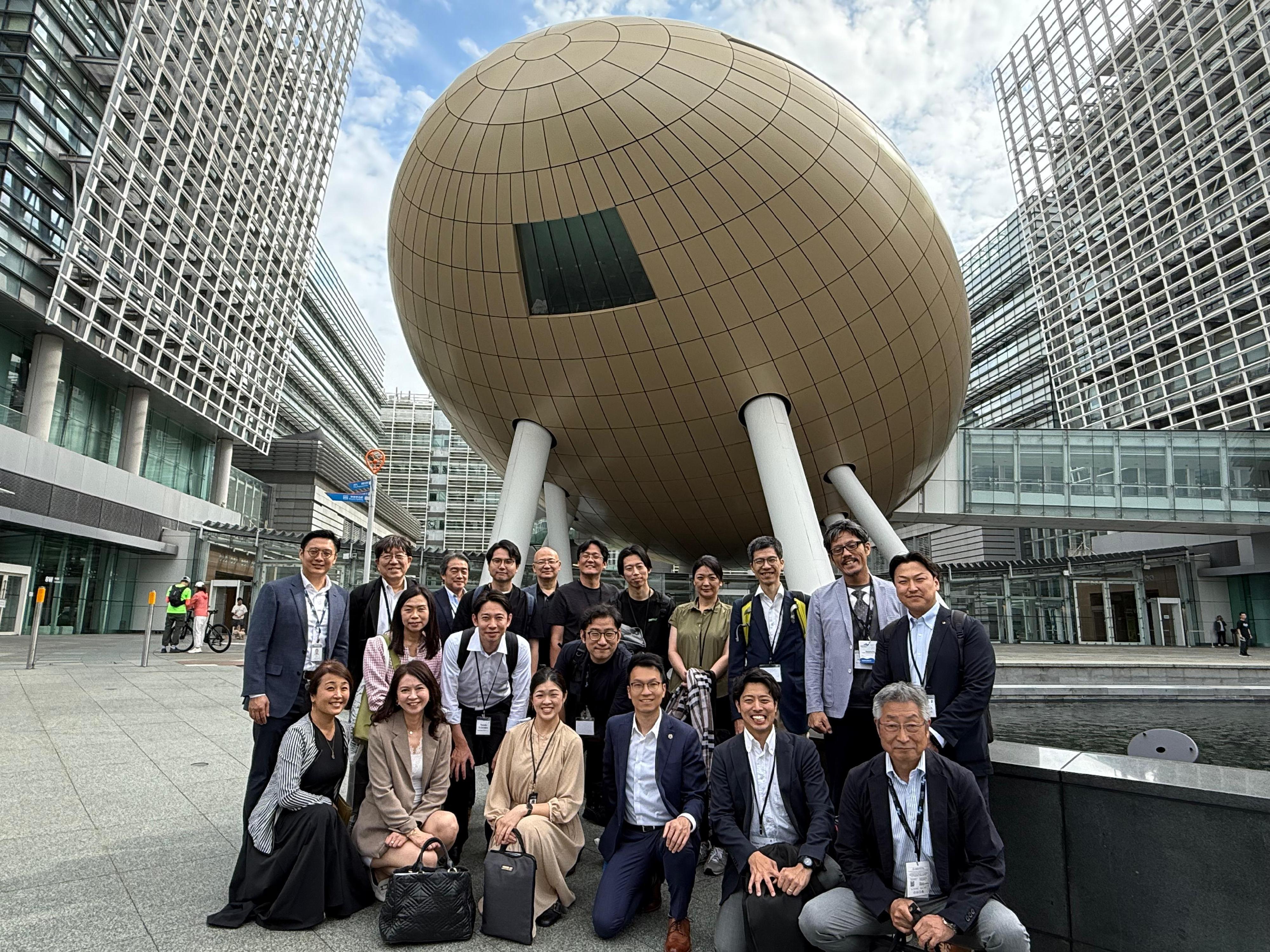 投資推廣署和香港駐東京經濟貿易辦事處合辦的商業考察團於五月二十五日至二十八日到訪香港，了解香港的醫療保健市場和尋找商機。參加者包括13名來自日本醫療及生命科學公司的代表。圖示考察團於五月二十七日到訪香港科技園公司。