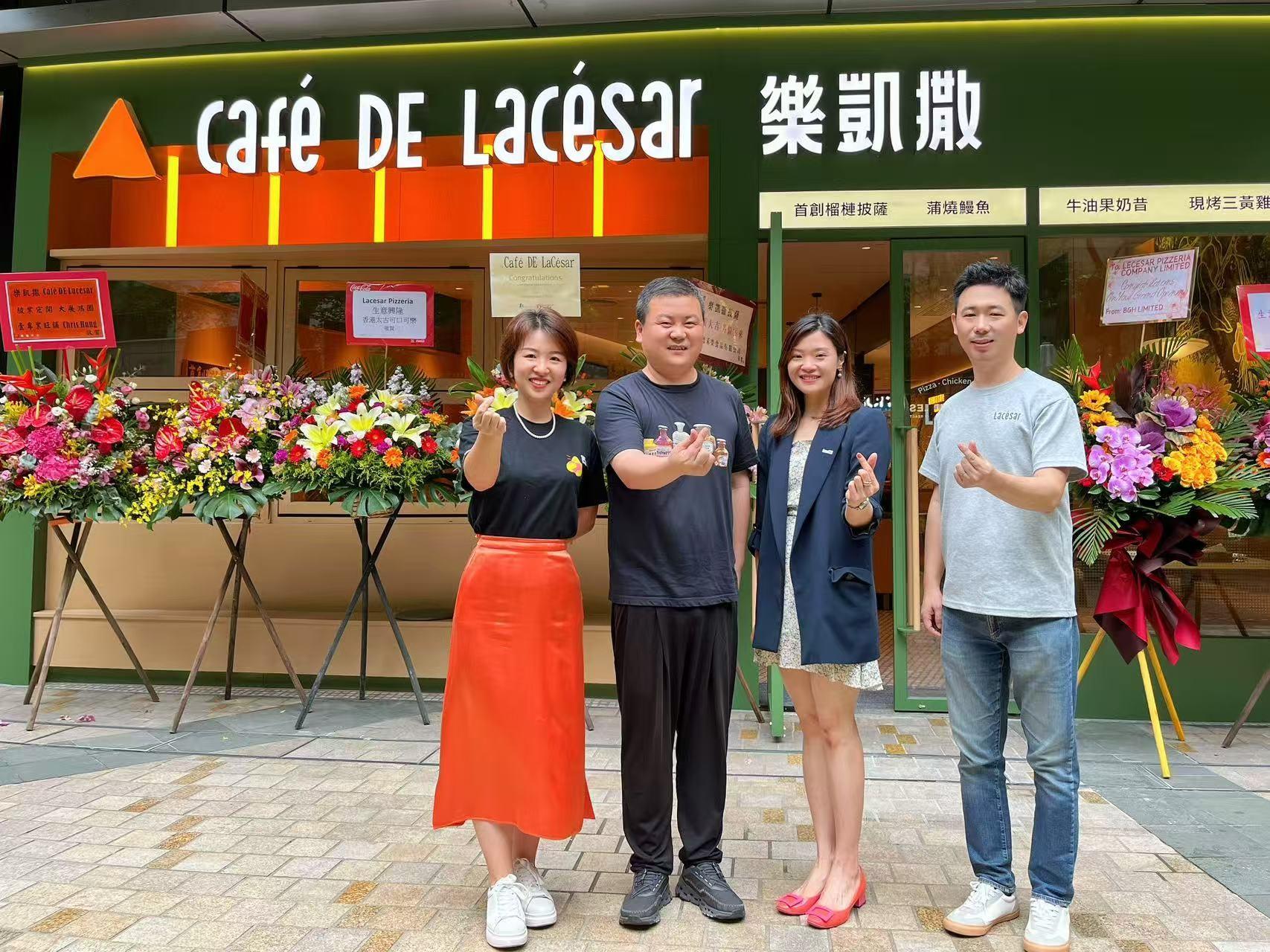 投資推廣署今日（五月三十日）歡迎樂凱撒披薩連鎖店在香港開設首店，取名Cafe DE La Cesar，標誌着這家來自深圳、首創榴槤薄餅的著名餐飲品牌首次走出中國內地，踏出拓展國際市場的重要一步。圖示（左起）樂凱撒財務總監許煦、樂凱撒創始人陳寧、投資推廣署高級副總裁（旅遊及款待）韓斯麗和樂凱撒海外市場負責人王晨旭。