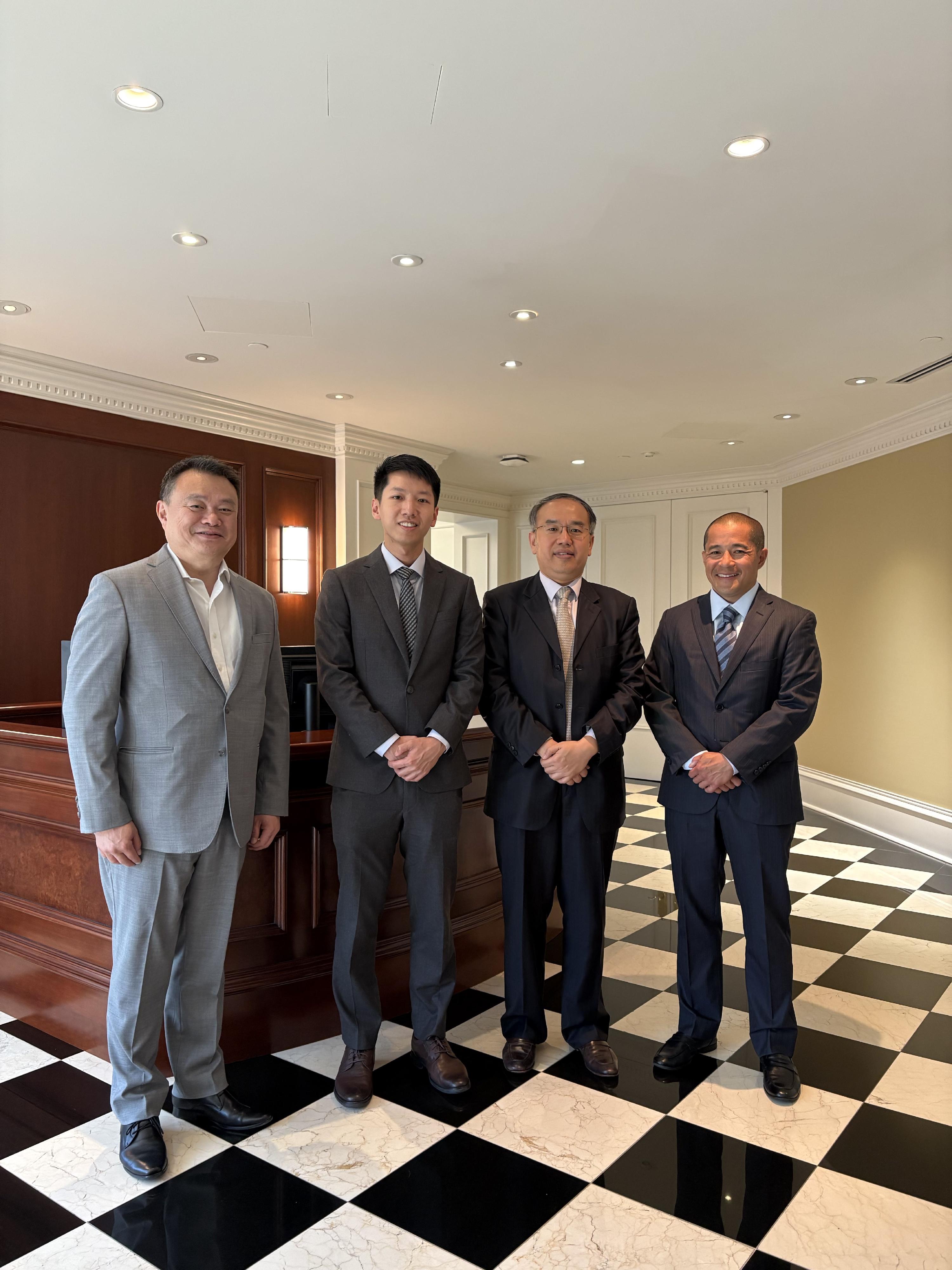 財經事務及庫務局局長許正宇（右二）五月二十九日（溫哥華時間）在加拿大溫哥華到訪加拿大帝國商業銀行，與該行的股票、集團方案及環球市場投資董事總經理兼集團副主席Ryan Fan（右一）和亞洲零售業務及溫哥華低陸平原區個人理財服務副總裁范偉銘（左一）會面。旁為署理香港駐多倫多經濟貿易辦事處處長楊江鋒（左二）。
