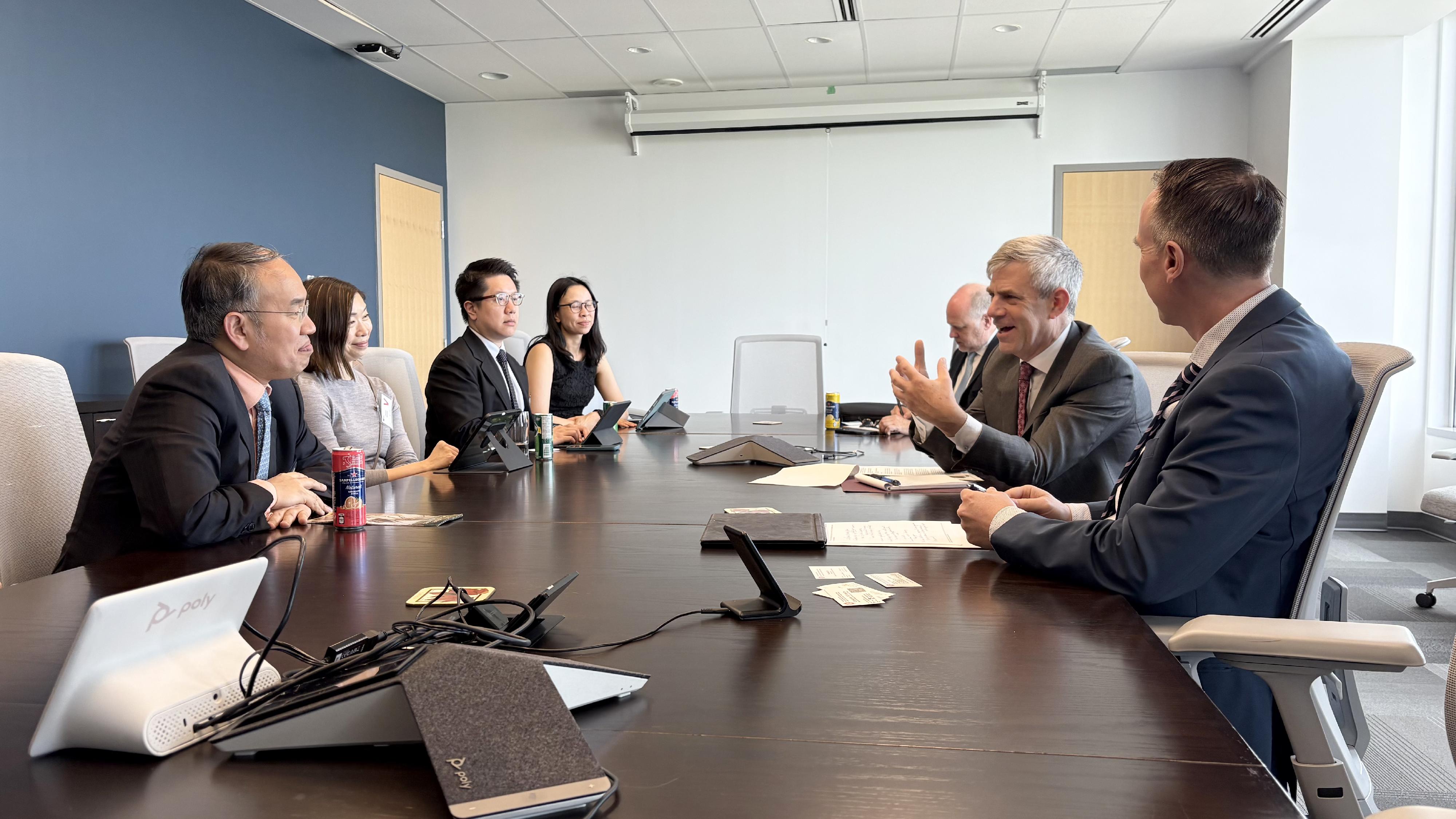 The Secretary for Financial Services and the Treasury, Mr Christopher Hui (first left), met with the Canadian Deputy Minister of Finance, Mr Chris Forbes (second right), in Ottawa, Canada, on May 28 (Ottawa time).