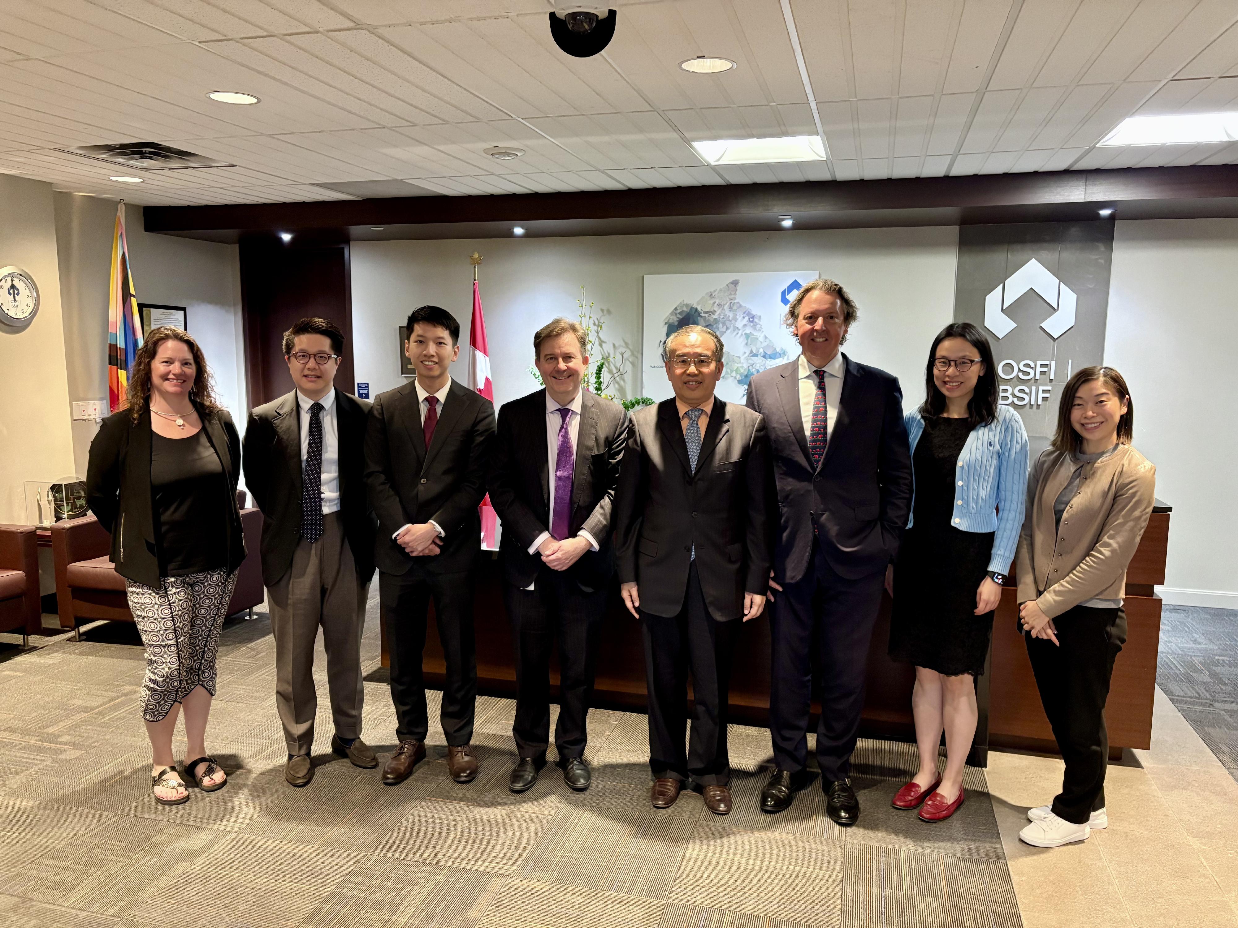 The Secretary for Financial Services and the Treasury, Mr Christopher Hui (fourth right), met with the Superintendent of Financial Institutions, Office of the Superintendent of Financial Institutions, Mr Peter Routledge (fourth left), in Ottawa, Canada, on May 28 (Ottawa time). Next to Mr Hui is the Acting Director, Hong Kong Economic and Trade Office (Toronto), Mr Gavin Yeung (third left).