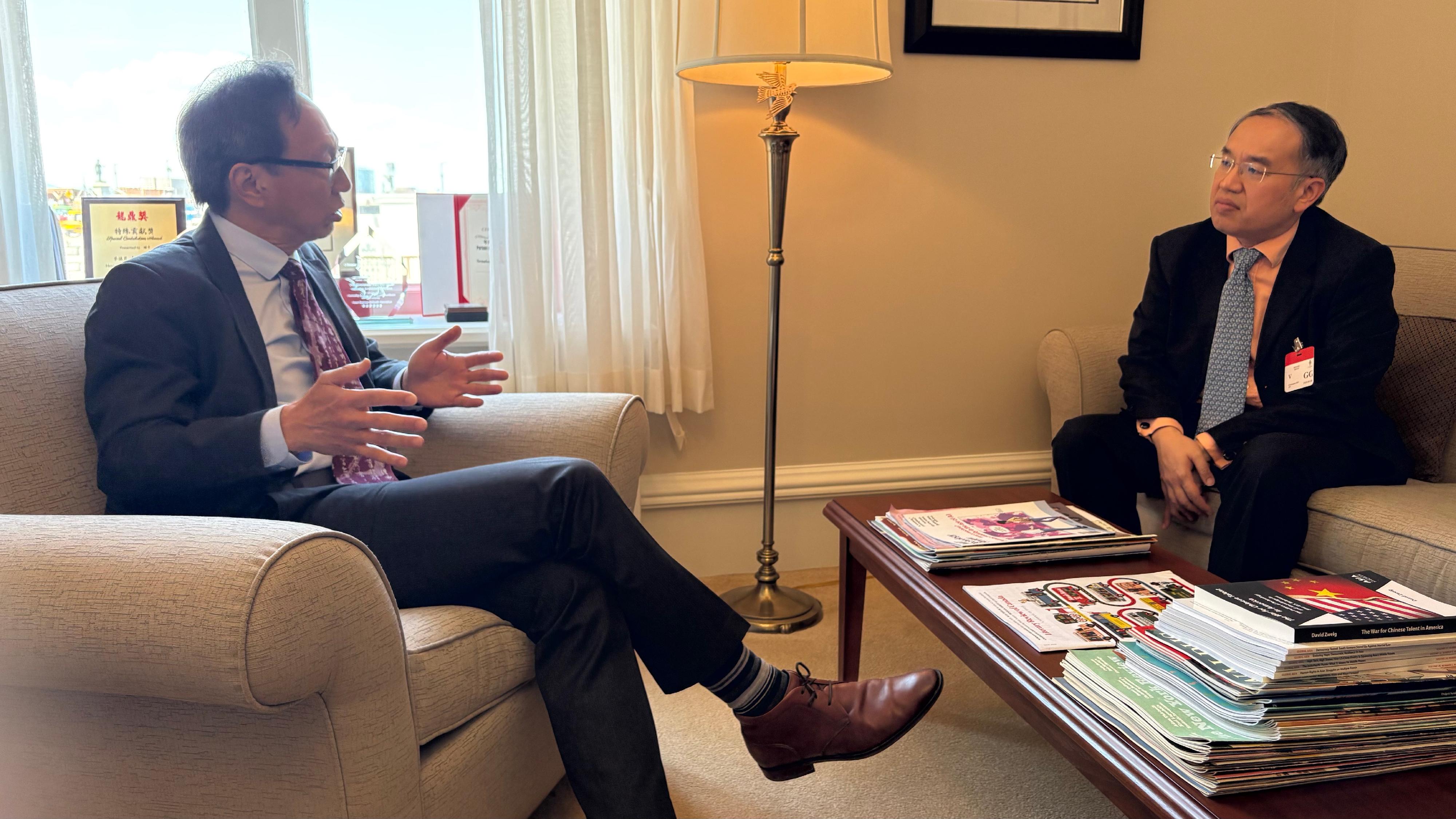 The Secretary for Financial Services and the Treasury, Mr Christopher Hui (right), went to the Parliament Buildings in Ottawa, Canada, on May 28 (Ottawa time) to meet with Senator Mr Woo Yuen-pau (left).