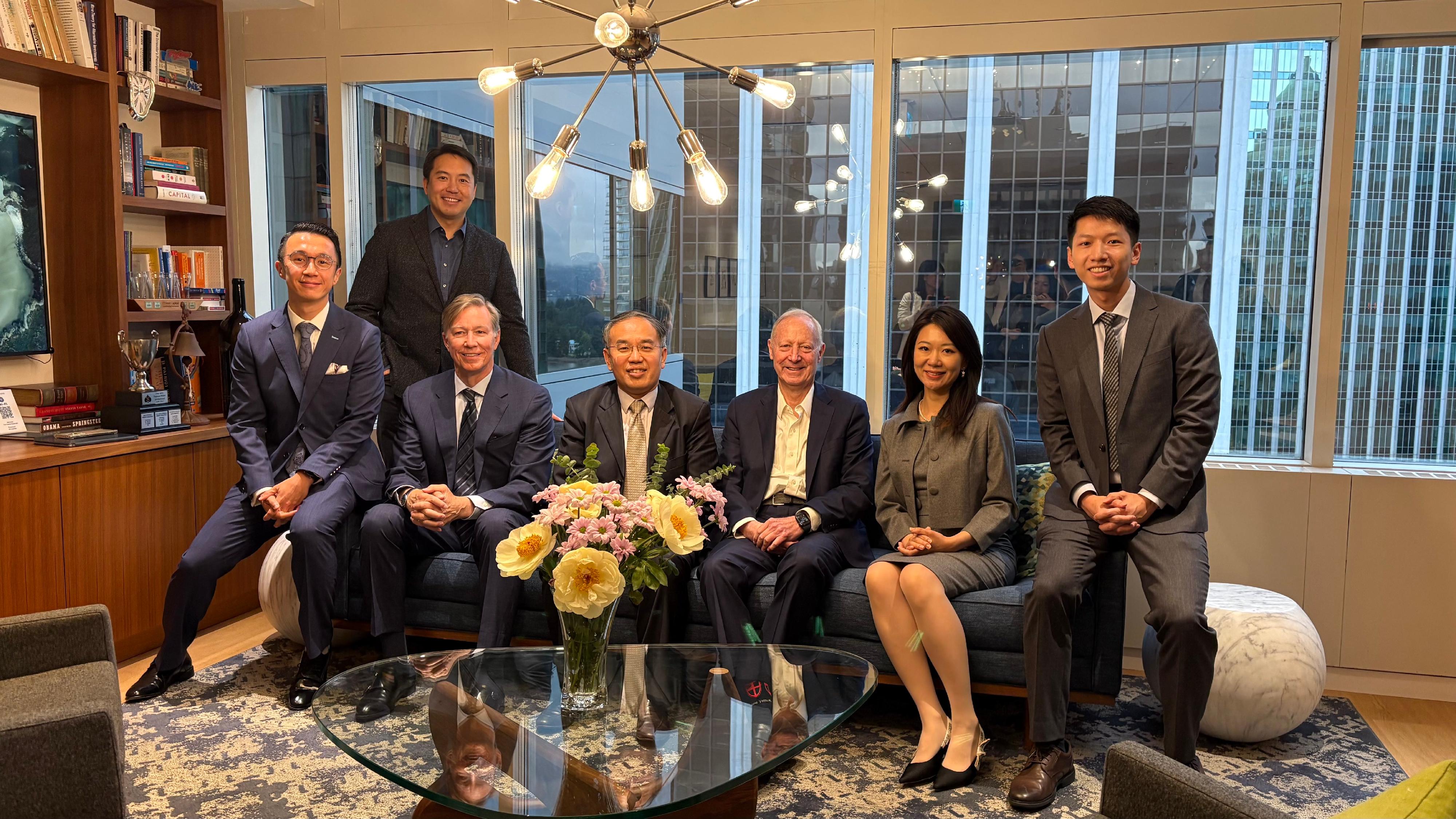 The Secretary for Financial Services and the Treasury, Mr Christopher Hui (front row, third left), met with the Board Chair of Fraser Institute, Mr Mark Scott (front row, second left), in Vancouver, Canada, on May 29 (Vancouver time). Some prominent business figures, including ex-CEO of HSBC USA and ex-Chair of Public Service Pension Fund of Canada, Mr Martin Glynn (front row, third right); Partner of Fort Capital Mr Jack Chang (back row); and former Executive Director of Morgan Stanley Ms Lynne Wu (front row, second right) joined the meeting as well. Also attending were the Acting Director, Hong Kong Economic and Trade Office (Toronto), Mr Gavin Yeung (front row, first right), and the Director, Head (Policy Research) of the Financial Services Development Council, Dr Rocky Tung (front row, first left).