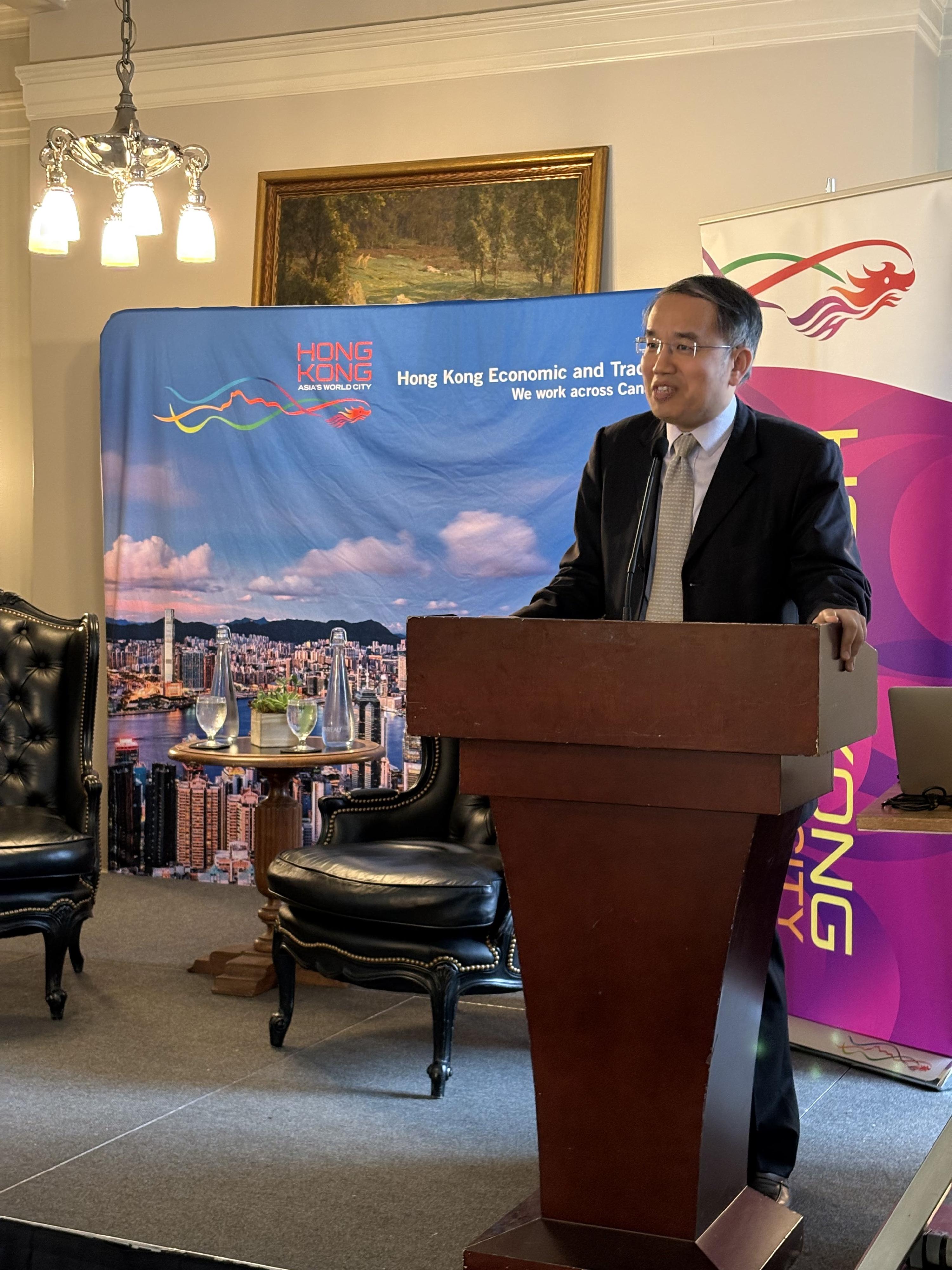 The Secretary for Financial Services and the Treasury, Mr Christopher Hui, attended a business luncheon orgranised by the Hong Kong-Canada Business Association (Vancouver Chapter) in Vancouver, Canada, on May 29 (Vancouver time). Photo shows Mr Hui giving a keynote speech on Hong Kong's latest financial developments at the luncheon.