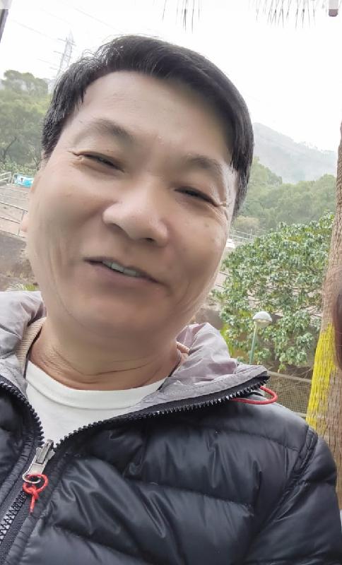 六十五歲男子李耀明身高約一點六七米，體重約七十五公斤，中等身材，圓面型，黃皮膚及蓄短黑髮。他最後露面時身穿黑色外套、灰色長褲及黑色波鞋。