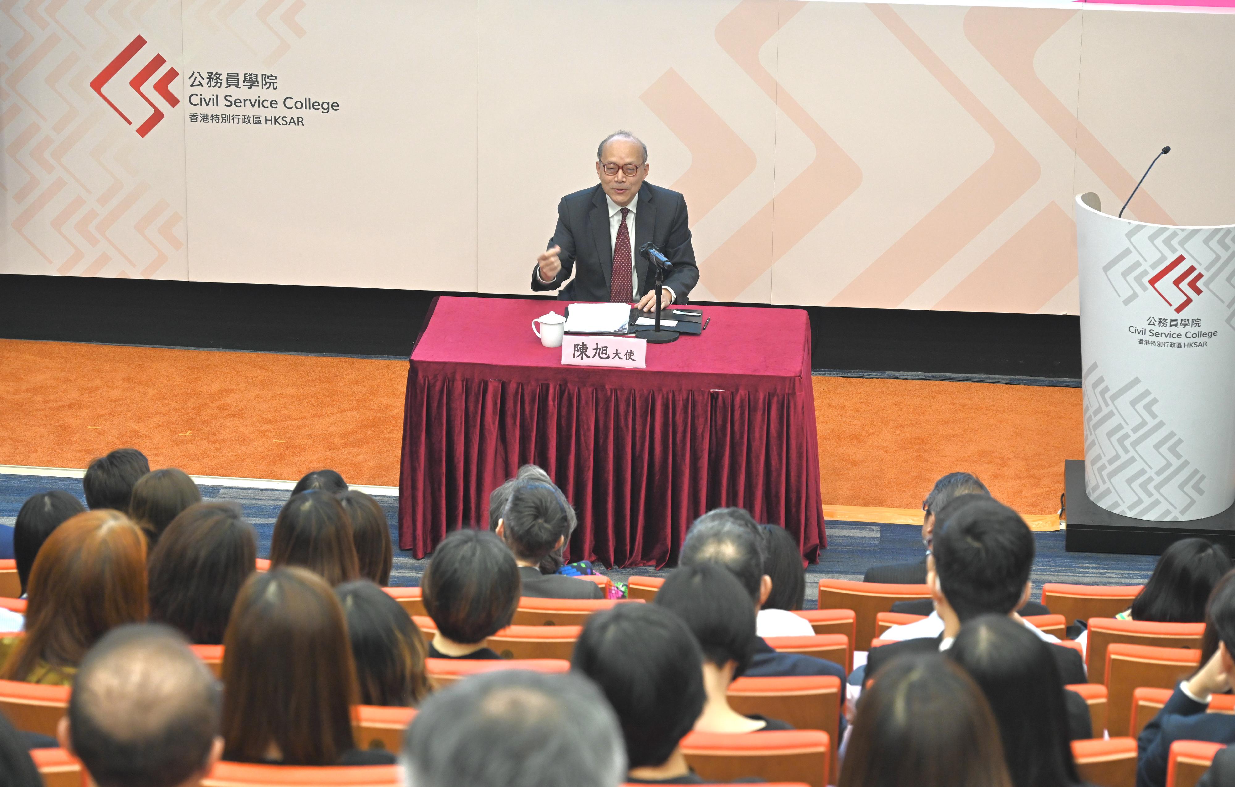 公務員學院今日（五月三十日）與外交部駐香港特別行政區特派員公署（特派員公署）舉辦「國家外交事務系列」講座，主題為「國際舞台上的中國——參與國際組織的角色與經驗」。圖示中華人民共和國常駐聯合國日內瓦辦事處和瑞士其他國際組織代表團特命全權大使、常駐代表陳旭主講。