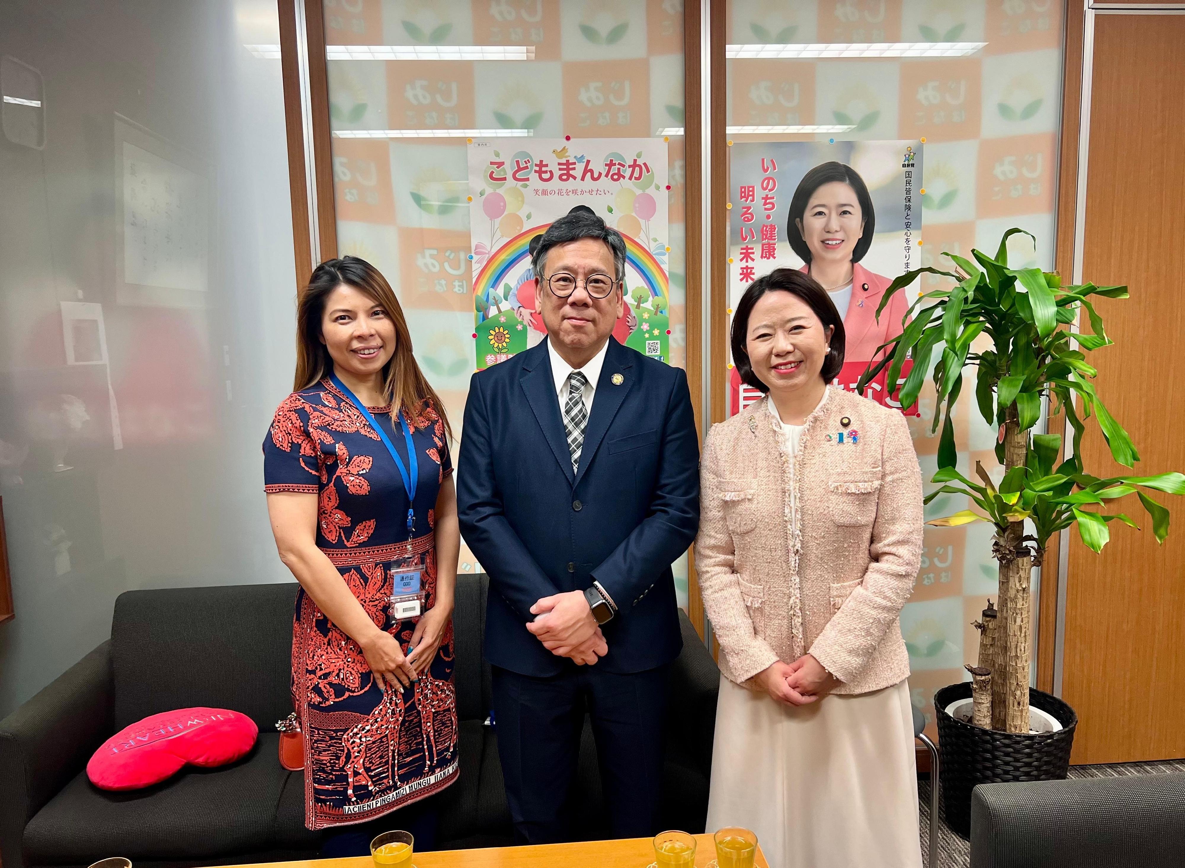 The Secretary for Commerce and Economic Development, Mr Algernon Yau, attended the Asia-Pacific Telecommunity Ministerial Meeting in Tokyo, Japan, today (May 30). Photo shows Mr Yau (centre) paying a courtesy call on the Chairman of the Japan-Hong Kong Parliamentarian League, Ms Jimi Hanako (right), a Member of the House of Councillors, to give her an update on Hong Kong's latest economic and trade developments. Also present is the Principal Hong Kong Economic and Trade Representative (Tokyo), Miss Winsome Au (left).